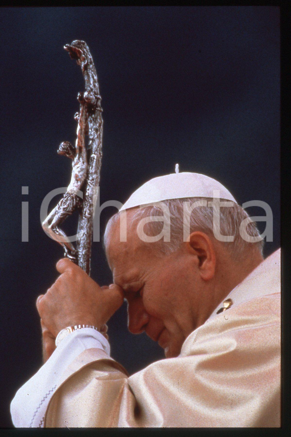 35mm vintage slide* 1988 VATICANO Papa GIOVANNI PAOLO II (3)  Diapositiva d'epoca, in formato 35 mm.CONDIZIONI: GOODE' severamente vietata la riproduzione. Tutti i diritti sono riservati.Nella diapositiva ICharta mette in vendita, sul negozio eBay e in esclusiva sul sito "icharta" il proprio archivio composto da numerose diapositive e negativi fotografici d'epoca, tutti originali e autentici, che attraversano la storia del costume italiano tra gli la fine degli anni Sessanta e Novanta.Si tratta di uno sguardo inedito sull'attualit&agrave;, la politica, la vita quotidiana, il gossip e la cultura, che fotografa il cambiamento della nazione in quest'ultimo scorcio del XX secolo. Un'occasione unica per il mercato del collezionismo, che vede finalmente disponibile un archivio eccezionale per vastit&agrave;, tematiche e condizioni, in un settore (il negativo fotografico e la diapositiva) di assoluta novit&agrave; e dalle interessanti prospettive di investimento.  FAIR/discreto   originale e autentica 1
