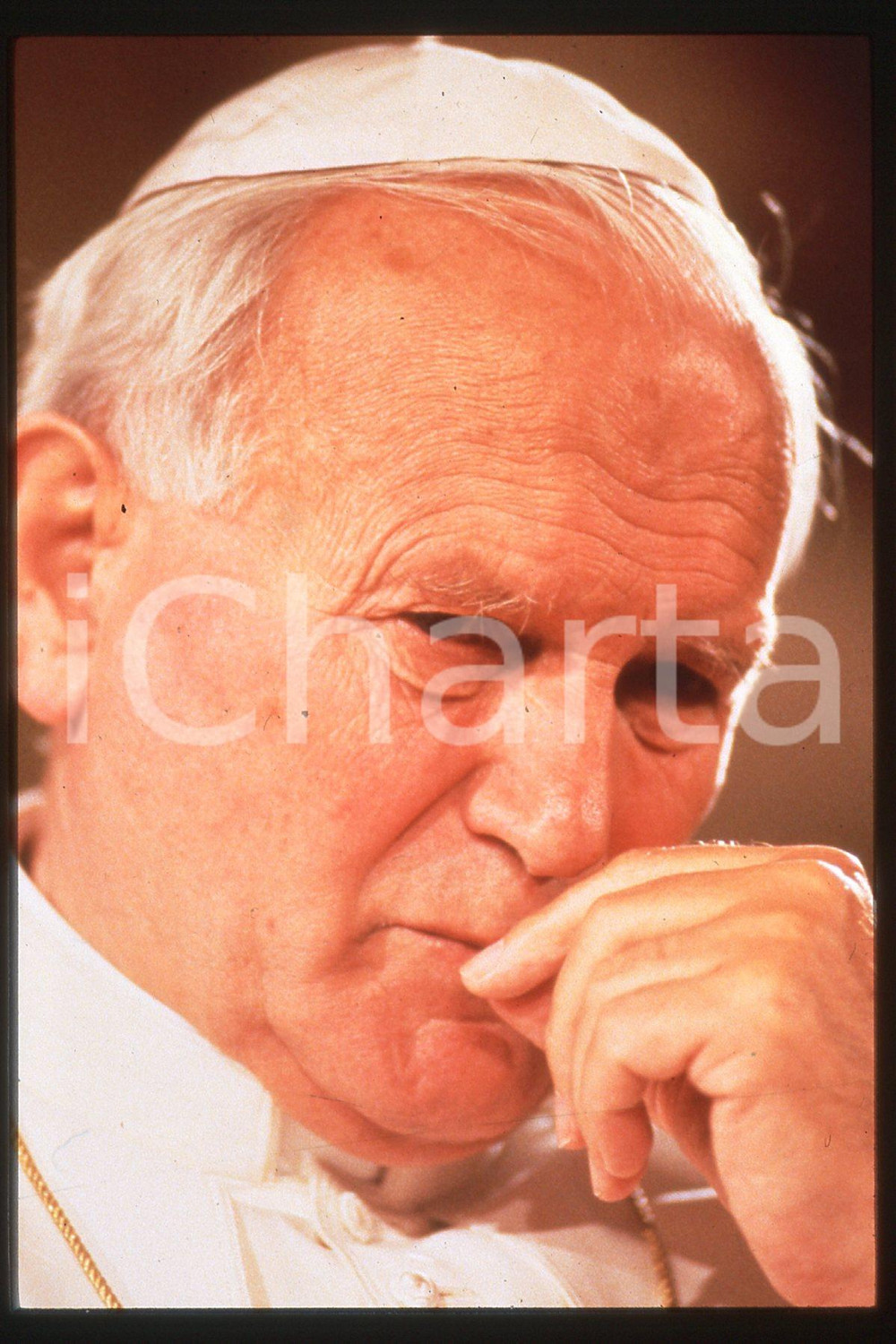 35mm vintage slide* 1989, Portrait, Giovanni Paolo II  Diapositiva d'epoca, in formato 35 mm.CONDIZIONI: GOODE' severamente vietata la riproduzione. Tutti i diritti sono riservati.Nella diapositiva ICharta mette in vendita, sul negozio eBay e in esclusiva sul sito "icharta" il proprio archivio composto da numerose diapositive e negativi fotografici d'epoca, tutti originali e autentici, che attraversano la storia del costume italiano tra gli la fine degli anni Sessanta e Novanta.Si tratta di uno sguardo inedito sull'attualit&agrave;, la politica, la vita quotidiana, il gossip e la cultura, che fotografa il cambiamento della nazione in quest'ultimo scorcio del XX secolo. Un'occasione unica per il mercato del collezionismo, che vede finalmente disponibile un archivio eccezionale per vastit&agrave;, tematiche e condizioni, in un settore (il negativo fotografico e la diapositiva) di assoluta novit&agrave; e dalle interessanti prospettive di investimento.  FAIR/discreto   originale e autentica 1