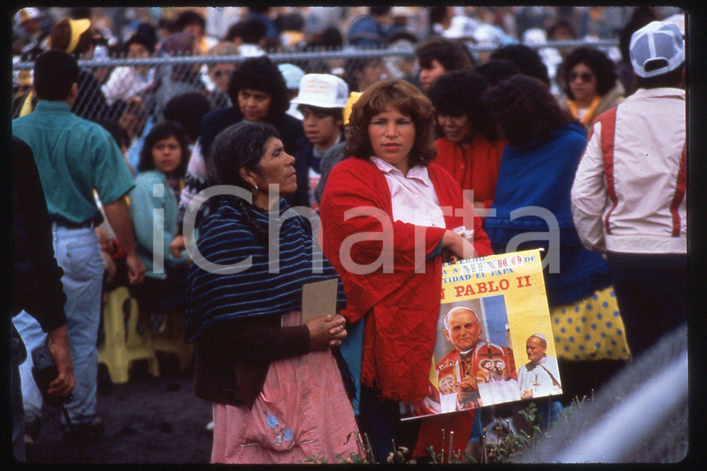 35mm vintage slide* 1990 Mexico, valle Chalco, Giovanni Paolo II, people (2)  Diapositiva d'epoca, in formato 35 mm.CONDIZIONI: GOODE' severamente vietata la riproduzione. Tutti i diritti sono riservati.Nella diapositiva ICharta mette in vendita, sul negozio eBay e in esclusiva sul sito "icharta" il proprio archivio composto da numerose diapositive e negativi fotografici d'epoca, tutti originali e autentici, che attraversano la storia del costume italiano tra gli la fine degli anni Sessanta e Novanta.Si tratta di uno sguardo inedito sull'attualit&agrave;, la politica, la vita quotidiana, il gossip e la cultura, che fotografa il cambiamento della nazione in quest'ultimo scorcio del XX secolo. Un'occasione unica per il mercato del collezionismo, che vede finalmente disponibile un archivio eccezionale per vastit&agrave;, tematiche e condizioni, in un settore (il negativo fotografico e la diapositiva) di assoluta novit&agrave; e dalle interessanti prospettive di investimento.  FAIR/discreto   originale e autentica 1