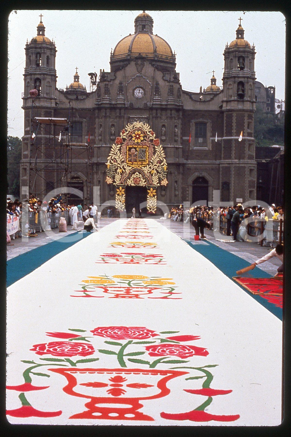 35mm vintage slide* 1990 Mexico, valle Chalco, Giovanni Paolo II, CELEBRATION  Diapositiva d'epoca, in formato 35 mm.CONDIZIONI: GOODE' severamente vietata la riproduzione. Tutti i diritti sono riservati.Nella diapositiva ICharta mette in vendita, sul negozio eBay e in esclusiva sul sito "icharta" il proprio archivio composto da numerose diapositive e negativi fotografici d'epoca, tutti originali e autentici, che attraversano la storia del costume italiano tra gli la fine degli anni Sessanta e Novanta.Si tratta di uno sguardo inedito sull'attualit&agrave;, la politica, la vita quotidiana, il gossip e la cultura, che fotografa il cambiamento della nazione in quest'ultimo scorcio del XX secolo. Un'occasione unica per il mercato del collezionismo, che vede finalmente disponibile un archivio eccezionale per vastit&agrave;, tematiche e condizioni, in un settore (il negativo fotografico e la diapositiva) di assoluta novit&agrave; e dalle interessanti prospettive di investimento.  FAIR/discreto   originale e autentica 1