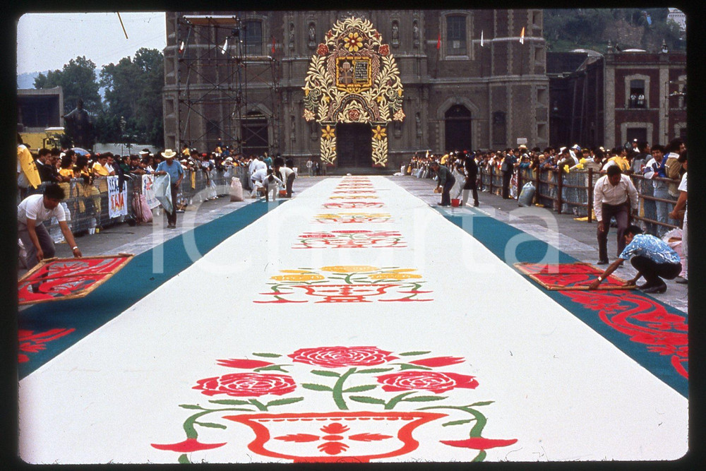 35mm vintage slide*1990 Mexico, valle Chalco, Giovanni Paolo II, CELEBRATION (2)  Diapositiva d'epoca, in formato 35 mm.CONDIZIONI: GOODE' severamente vietata la riproduzione. Tutti i diritti sono riservati.Nella diapositiva ICharta mette in vendita, sul negozio eBay e in esclusiva sul sito "icharta" il proprio archivio composto da numerose diapositive e negativi fotografici d'epoca, tutti originali e autentici, che attraversano la storia del costume italiano tra gli la fine degli anni Sessanta e Novanta.Si tratta di uno sguardo inedito sull'attualit&agrave;, la politica, la vita quotidiana, il gossip e la cultura, che fotografa il cambiamento della nazione in quest'ultimo scorcio del XX secolo. Un'occasione unica per il mercato del collezionismo, che vede finalmente disponibile un archivio eccezionale per vastit&agrave;, tematiche e condizioni, in un settore (il negativo fotografico e la diapositiva) di assoluta novit&agrave; e dalle interessanti prospettive di investimento.  FAIR/discreto   originale e autentica 1