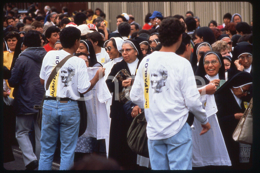 35mm vintage slide* 1990 Mexico, valle Chalco, Giovanni Paolo II, people (3)  Diapositiva d'epoca, in formato 35 mm.CONDIZIONI: GOODE' severamente vietata la riproduzione. Tutti i diritti sono riservati.Nella diapositiva ICharta mette in vendita, sul negozio eBay e in esclusiva sul sito "icharta" il proprio archivio composto da numerose diapositive e negativi fotografici d'epoca, tutti originali e autentici, che attraversano la storia del costume italiano tra gli la fine degli anni Sessanta e Novanta.Si tratta di uno sguardo inedito sull'attualit&agrave;, la politica, la vita quotidiana, il gossip e la cultura, che fotografa il cambiamento della nazione in quest'ultimo scorcio del XX secolo. Un'occasione unica per il mercato del collezionismo, che vede finalmente disponibile un archivio eccezionale per vastit&agrave;, tematiche e condizioni, in un settore (il negativo fotografico e la diapositiva) di assoluta novit&agrave; e dalle interessanti prospettive di investimento.  FAIR/discreto   originale e autentica 1
