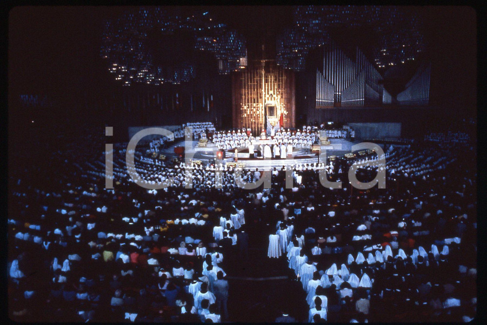 35mm vintage slide* 1990 Mexico, valle Chalco, Giovanni Paolo II, people (4)  Diapositiva d'epoca, in formato 35 mm.CONDIZIONI: GOODE' severamente vietata la riproduzione. Tutti i diritti sono riservati.Nella diapositiva ICharta mette in vendita, sul negozio eBay e in esclusiva sul sito "icharta" il proprio archivio composto da numerose diapositive e negativi fotografici d'epoca, tutti originali e autentici, che attraversano la storia del costume italiano tra gli la fine degli anni Sessanta e Novanta.Si tratta di uno sguardo inedito sull'attualit&agrave;, la politica, la vita quotidiana, il gossip e la cultura, che fotografa il cambiamento della nazione in quest'ultimo scorcio del XX secolo. Un'occasione unica per il mercato del collezionismo, che vede finalmente disponibile un archivio eccezionale per vastit&agrave;, tematiche e condizioni, in un settore (il negativo fotografico e la diapositiva) di assoluta novit&agrave; e dalle interessanti prospettive di investimento.  FAIR/discreto   originale e autentica 1