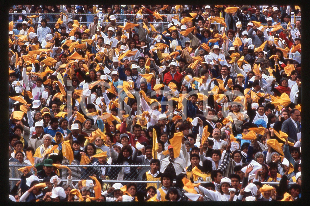 35mm vintage slide* 1990 Mexico, valle Chalco, Giovanni Paolo II, people (5)  Diapositiva d'epoca, in formato 35 mm.CONDIZIONI: GOODE' severamente vietata la riproduzione. Tutti i diritti sono riservati.Nella diapositiva ICharta mette in vendita, sul negozio eBay e in esclusiva sul sito "icharta" il proprio archivio composto da numerose diapositive e negativi fotografici d'epoca, tutti originali e autentici, che attraversano la storia del costume italiano tra gli la fine degli anni Sessanta e Novanta.Si tratta di uno sguardo inedito sull'attualit&agrave;, la politica, la vita quotidiana, il gossip e la cultura, che fotografa il cambiamento della nazione in quest'ultimo scorcio del XX secolo. Un'occasione unica per il mercato del collezionismo, che vede finalmente disponibile un archivio eccezionale per vastit&agrave;, tematiche e condizioni, in un settore (il negativo fotografico e la diapositiva) di assoluta novit&agrave; e dalle interessanti prospettive di investimento.  FAIR/discreto   originale e autentica 1