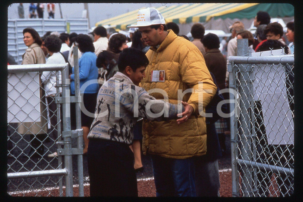 35mm vintage slide* 1990 Mexico, valle Chalco, Giovanni Paolo II, people (6)  Diapositiva d'epoca, in formato 35 mm.CONDIZIONI: GOODE' severamente vietata la riproduzione. Tutti i diritti sono riservati.Nella diapositiva ICharta mette in vendita, sul negozio eBay e in esclusiva sul sito "icharta" il proprio archivio composto da numerose diapositive e negativi fotografici d'epoca, tutti originali e autentici, che attraversano la storia del costume italiano tra gli la fine degli anni Sessanta e Novanta.Si tratta di uno sguardo inedito sull'attualit&agrave;, la politica, la vita quotidiana, il gossip e la cultura, che fotografa il cambiamento della nazione in quest'ultimo scorcio del XX secolo. Un'occasione unica per il mercato del collezionismo, che vede finalmente disponibile un archivio eccezionale per vastit&agrave;, tematiche e condizioni, in un settore (il negativo fotografico e la diapositiva) di assoluta novit&agrave; e dalle interessanti prospettive di investimento.  FAIR/discreto   originale e autentica 1
