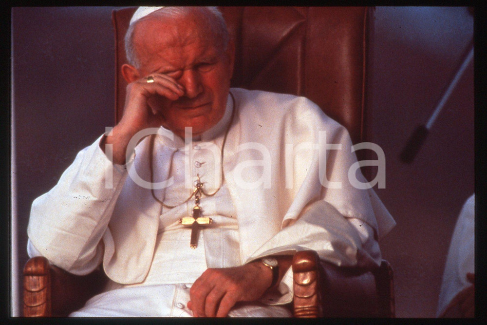 35mm vintage slide* 1995, Papuasia, costume, Giovanni Paolo II  Diapositiva d'epoca, in formato 35 mm.CONDIZIONI: GOODE' severamente vietata la riproduzione. Tutti i diritti sono riservati.Nella diapositiva ICharta mette in vendita, sul negozio eBay e in esclusiva sul sito "icharta" il proprio archivio composto da numerose diapositive e negativi fotografici d'epoca, tutti originali e autentici, che attraversano la storia del costume italiano tra gli la fine degli anni Sessanta e Novanta.Si tratta di uno sguardo inedito sull'attualit&agrave;, la politica, la vita quotidiana, il gossip e la cultura, che fotografa il cambiamento della nazione in quest'ultimo scorcio del XX secolo. Un'occasione unica per il mercato del collezionismo, che vede finalmente disponibile un archivio eccezionale per vastit&agrave;, tematiche e condizioni, in un settore (il negativo fotografico e la diapositiva) di assoluta novit&agrave; e dalle interessanti prospettive di investimento.  FAIR/discreto   originale e autentica 1