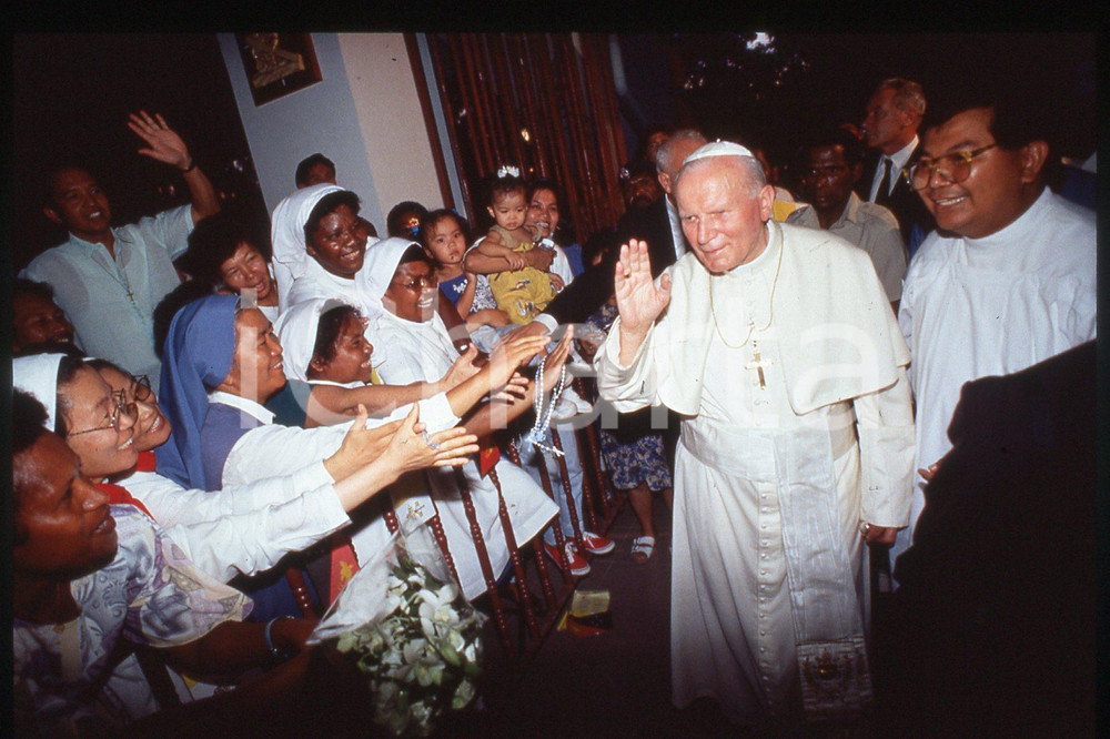 35mm vintage slide* 1995, Papuasia, Giovanni Paolo II with people  Diapositiva d'epoca, in formato 35 mm.CONDIZIONI: GOODE' severamente vietata la riproduzione. Tutti i diritti sono riservati.Nella diapositiva ICharta mette in vendita, sul negozio eBay e in esclusiva sul sito "icharta" il proprio archivio composto da numerose diapositive e negativi fotografici d'epoca, tutti originali e autentici, che attraversano la storia del costume italiano tra gli la fine degli anni Sessanta e Novanta.Si tratta di uno sguardo inedito sull'attualit&agrave;, la politica, la vita quotidiana, il gossip e la cultura, che fotografa il cambiamento della nazione in quest'ultimo scorcio del XX secolo. Un'occasione unica per il mercato del collezionismo, che vede finalmente disponibile un archivio eccezionale per vastit&agrave;, tematiche e condizioni, in un settore (il negativo fotografico e la diapositiva) di assoluta novit&agrave; e dalle interessanti prospettive di investimento.  FAIR/discreto   originale e autentica 1
