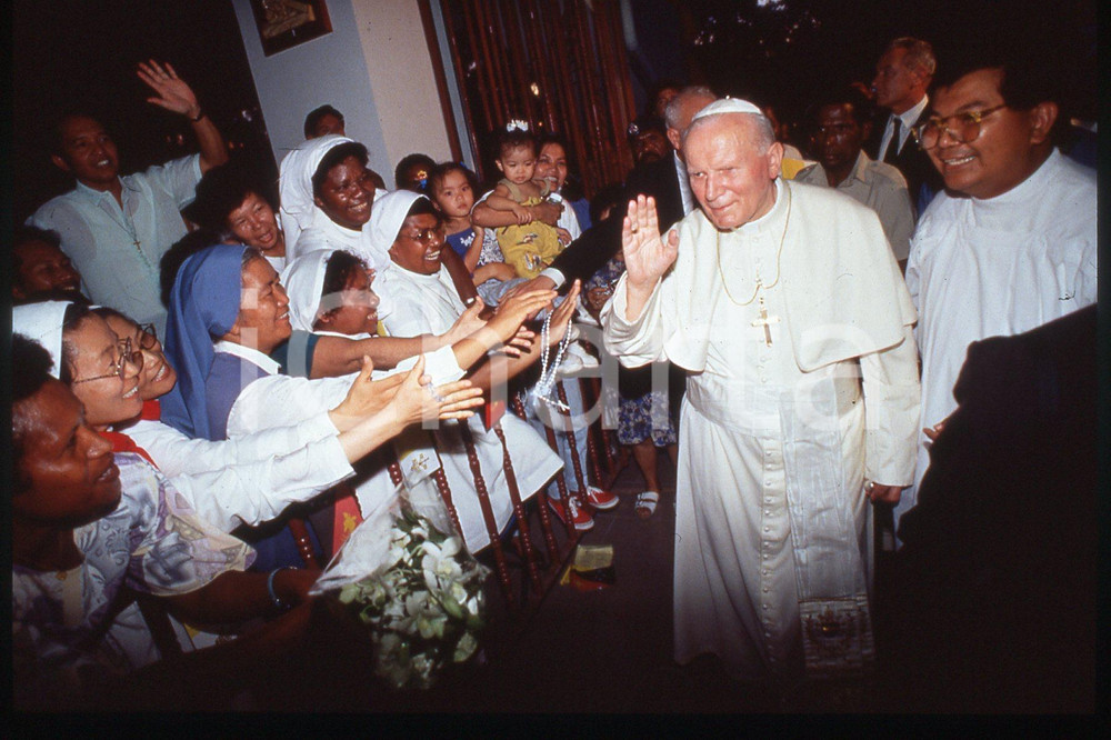35mm vintage slide* 1995, Papuasia, Giovanni Paolo II with people (2)  Diapositiva d'epoca, in formato 35 mm.CONDIZIONI: GOODE' severamente vietata la riproduzione. Tutti i diritti sono riservati.Nella diapositiva ICharta mette in vendita, sul negozio eBay e in esclusiva sul sito "icharta" il proprio archivio composto da numerose diapositive e negativi fotografici d'epoca, tutti originali e autentici, che attraversano la storia del costume italiano tra gli la fine degli anni Sessanta e Novanta.Si tratta di uno sguardo inedito sull'attualit&agrave;, la politica, la vita quotidiana, il gossip e la cultura, che fotografa il cambiamento della nazione in quest'ultimo scorcio del XX secolo. Un'occasione unica per il mercato del collezionismo, che vede finalmente disponibile un archivio eccezionale per vastit&agrave;, tematiche e condizioni, in un settore (il negativo fotografico e la diapositiva) di assoluta novit&agrave; e dalle interessanti prospettive di investimento.  FAIR/discreto   originale e autentica 1
