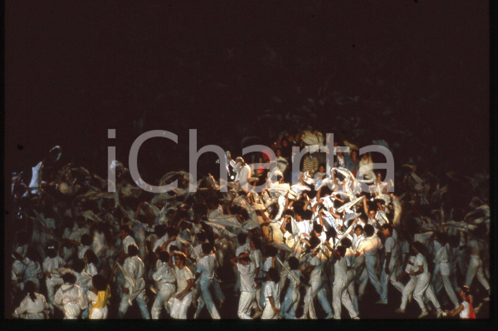 35mm vintage slide* 1986 LYON Visita pastorale papa GIOVANNI PAOLO II (2)  Diapositiva d'epoca, in formato 35 mm.CONDIZIONI: GOODE' severamente vietata la riproduzione. Tutti i diritti sono riservati.Nella diapositiva ICharta mette in vendita, sul negozio eBay e in esclusiva sul sito "icharta" il proprio archivio composto da numerose diapositive e negativi fotografici d'epoca, tutti originali e autentici, che attraversano la storia del costume italiano tra gli la fine degli anni Sessanta e Novanta.Si tratta di uno sguardo inedito sull'attualit&agrave;, la politica, la vita quotidiana, il gossip e la cultura, che fotografa il cambiamento della nazione in quest'ultimo scorcio del XX secolo. Un'occasione unica per il mercato del collezionismo, che vede finalmente disponibile un archivio eccezionale per vastit&agrave;, tematiche e condizioni, in un settore (il negativo fotografico e la diapositiva) di assoluta novit&agrave; e dalle interessanti prospettive di investimento.  FAIR/discreto   originale e autentica 1