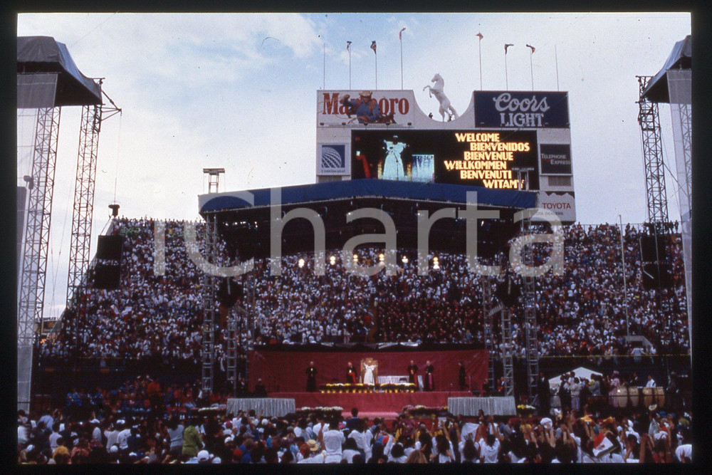 35mm vintage slide* 1993 USA Denver stadium, GIOVANNI PAOLO II, 100000 youth  Diapositiva d'epoca, in formato 35 mm.CONDIZIONI: GOODE' severamente vietata la riproduzione. Tutti i diritti sono riservati.Nella diapositiva ICharta mette in vendita, sul negozio eBay e in esclusiva sul sito "icharta" il proprio archivio composto da numerose diapositive e negativi fotografici d'epoca, tutti originali e autentici, che attraversano la storia del costume italiano tra gli la fine degli anni Sessanta e Novanta.Si tratta di uno sguardo inedito sull'attualit&agrave;, la politica, la vita quotidiana, il gossip e la cultura, che fotografa il cambiamento della nazione in quest'ultimo scorcio del XX secolo. Un'occasione unica per il mercato del collezionismo, che vede finalmente disponibile un archivio eccezionale per vastit&agrave;, tematiche e condizioni, in un settore (il negativo fotografico e la diapositiva) di assoluta novit&agrave; e dalle interessanti prospettive di investimento.  FAIR/discreto   originale e autentica 1