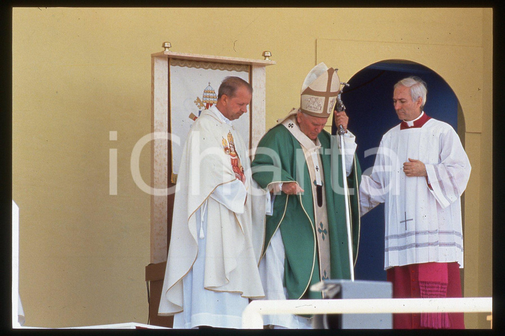 35mm vintage slide* 1994, Zagreb hippodrome, GIOVANNI PAOLO II, the mass  Diapositiva d'epoca, in formato 35 mm.CONDIZIONI: GOODE' severamente vietata la riproduzione. Tutti i diritti sono riservati.Nella diapositiva ICharta mette in vendita, sul negozio eBay e in esclusiva sul sito "icharta" il proprio archivio composto da numerose diapositive e negativi fotografici d'epoca, tutti originali e autentici, che attraversano la storia del costume italiano tra gli la fine degli anni Sessanta e Novanta.Si tratta di uno sguardo inedito sull'attualit&agrave;, la politica, la vita quotidiana, il gossip e la cultura, che fotografa il cambiamento della nazione in quest'ultimo scorcio del XX secolo. Un'occasione unica per il mercato del collezionismo, che vede finalmente disponibile un archivio eccezionale per vastit&agrave;, tematiche e condizioni, in un settore (il negativo fotografico e la diapositiva) di assoluta novit&agrave; e dalle interessanti prospettive di investimento.  FAIR/discreto   originale e autentica 1
