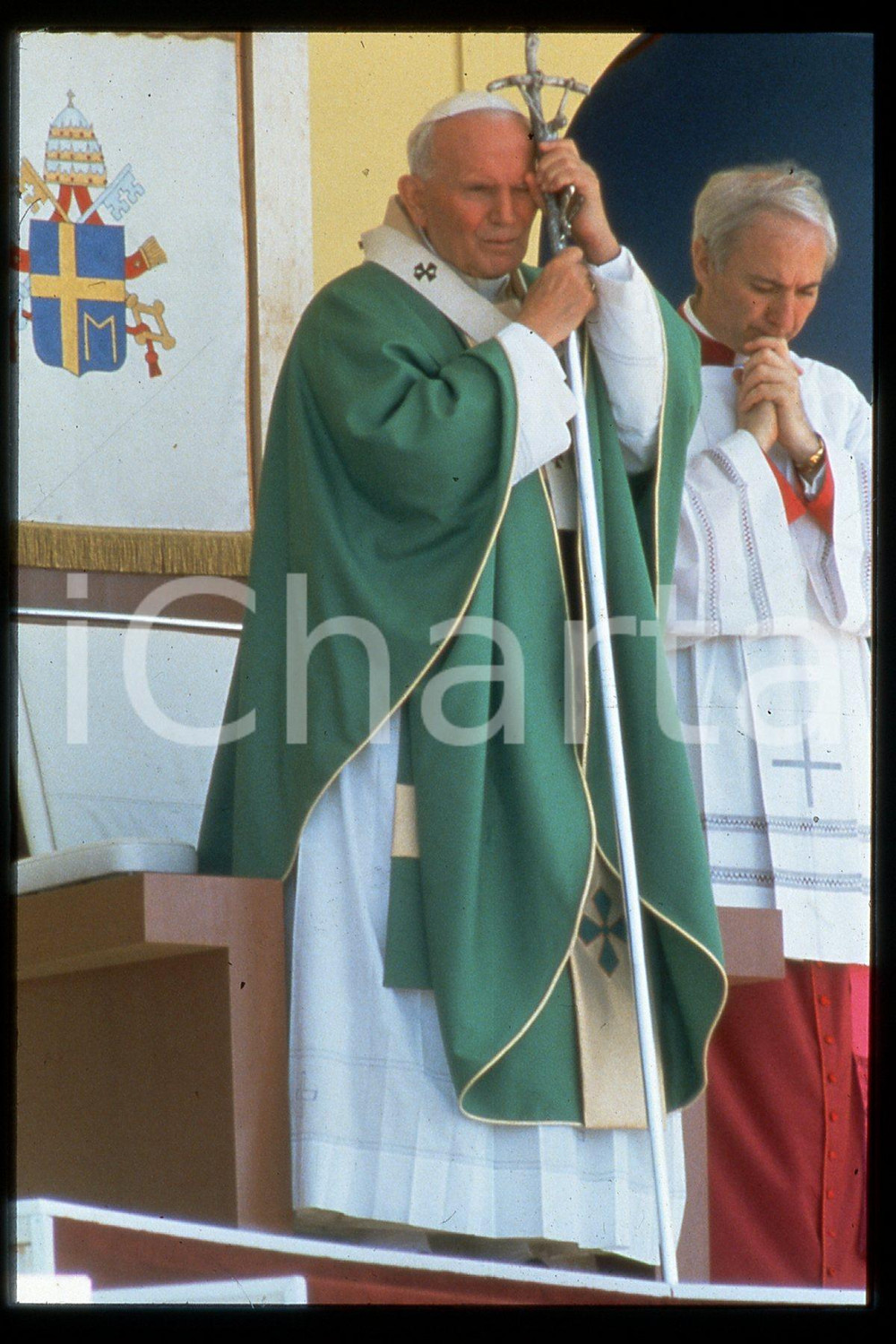 35mm vintage slide* 1994, Zagreb hippodrome, GIOVANNI PAOLO II, COSTUME  Diapositiva d'epoca, in formato 35 mm.CONDIZIONI: GOODE' severamente vietata la riproduzione. Tutti i diritti sono riservati.Nella diapositiva ICharta mette in vendita, sul negozio eBay e in esclusiva sul sito "icharta" il proprio archivio composto da numerose diapositive e negativi fotografici d'epoca, tutti originali e autentici, che attraversano la storia del costume italiano tra gli la fine degli anni Sessanta e Novanta.Si tratta di uno sguardo inedito sull'attualit&agrave;, la politica, la vita quotidiana, il gossip e la cultura, che fotografa il cambiamento della nazione in quest'ultimo scorcio del XX secolo. Un'occasione unica per il mercato del collezionismo, che vede finalmente disponibile un archivio eccezionale per vastit&agrave;, tematiche e condizioni, in un settore (il negativo fotografico e la diapositiva) di assoluta novit&agrave; e dalle interessanti prospettive di investimento.  FAIR/discreto   originale e autentica 1