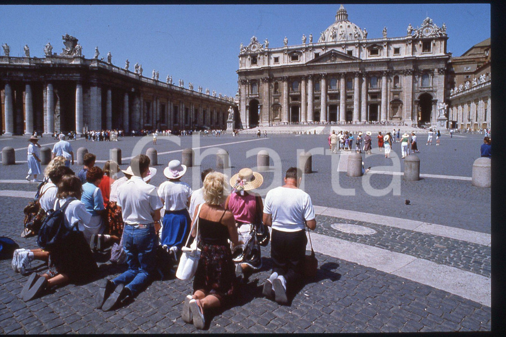 35mm vintage slide* 1992, Rome, GIOVANNI PAOLO II, praying in front of hospital  Diapositiva d'epoca, in formato 35 mm.CONDIZIONI: GOODE' severamente vietata la riproduzione. Tutti i diritti sono riservati.Nella diapositiva ICharta mette in vendita, sul negozio eBay e in esclusiva sul sito "icharta" il proprio archivio composto da numerose diapositive e negativi fotografici d'epoca, tutti originali e autentici, che attraversano la storia del costume italiano tra gli la fine degli anni Sessanta e Novanta.Si tratta di uno sguardo inedito sull'attualit&agrave;, la politica, la vita quotidiana, il gossip e la cultura, che fotografa il cambiamento della nazione in quest'ultimo scorcio del XX secolo. Un'occasione unica per il mercato del collezionismo, che vede finalmente disponibile un archivio eccezionale per vastit&agrave;, tematiche e condizioni, in un settore (il negativo fotografico e la diapositiva) di assoluta novit&agrave; e dalle interessanti prospettive di investimento.  FAIR/discreto   originale e autentica 1