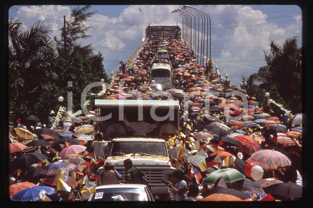 35mm vintage slide* 1995, Cebu, GIOVANNI PAOLO II, the road  Diapositiva d'epoca, in formato 35 mm.CONDIZIONI: GOODE' severamente vietata la riproduzione. Tutti i diritti sono riservati.Nella diapositiva ICharta mette in vendita, sul negozio eBay e in esclusiva sul sito "icharta" il proprio archivio composto da numerose diapositive e negativi fotografici d'epoca, tutti originali e autentici, che attraversano la storia del costume italiano tra gli la fine degli anni Sessanta e Novanta.Si tratta di uno sguardo inedito sull'attualit&agrave;, la politica, la vita quotidiana, il gossip e la cultura, che fotografa il cambiamento della nazione in quest'ultimo scorcio del XX secolo. Un'occasione unica per il mercato del collezionismo, che vede finalmente disponibile un archivio eccezionale per vastit&agrave;, tematiche e condizioni, in un settore (il negativo fotografico e la diapositiva) di assoluta novit&agrave; e dalle interessanti prospettive di investimento.  FAIR/discreto   originale e autentica 1