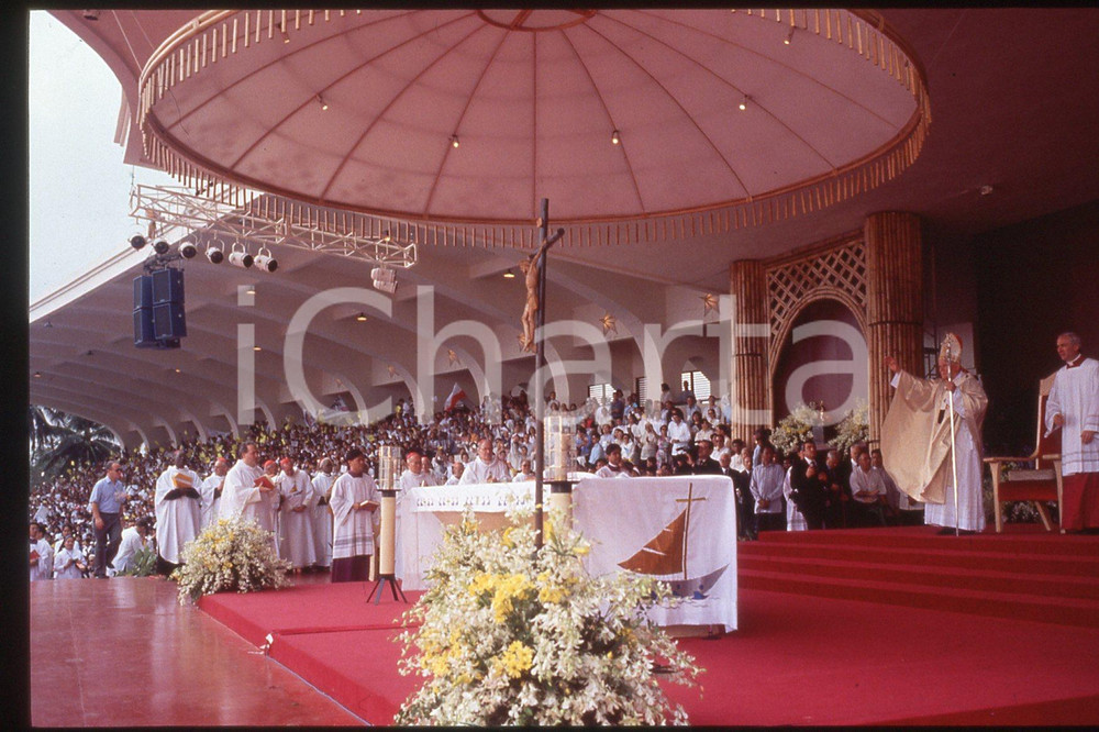 35mm vintage slide* 1995, Manille, GIOVANNI PAOLO II, preparation  Diapositiva d'epoca, in formato 35 mm.CONDIZIONI: GOODE' severamente vietata la riproduzione. Tutti i diritti sono riservati.Nella diapositiva ICharta mette in vendita, sul negozio eBay e in esclusiva sul sito "icharta" il proprio archivio composto da numerose diapositive e negativi fotografici d'epoca, tutti originali e autentici, che attraversano la storia del costume italiano tra gli la fine degli anni Sessanta e Novanta.Si tratta di uno sguardo inedito sull'attualit&agrave;, la politica, la vita quotidiana, il gossip e la cultura, che fotografa il cambiamento della nazione in quest'ultimo scorcio del XX secolo. Un'occasione unica per il mercato del collezionismo, che vede finalmente disponibile un archivio eccezionale per vastit&agrave;, tematiche e condizioni, in un settore (il negativo fotografico e la diapositiva) di assoluta novit&agrave; e dalle interessanti prospettive di investimento.  FAIR/discreto   originale e autentica 1
