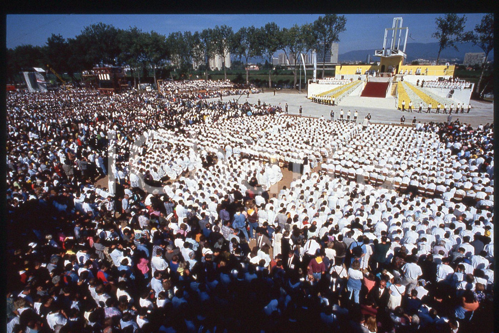 35mm vintage slide* 1994, Zagreb hippodrome, GIOVANNI PAOLO II, people  Diapositiva d'epoca, in formato 35 mm.CONDIZIONI: GOODE' severamente vietata la riproduzione. Tutti i diritti sono riservati.Nella diapositiva ICharta mette in vendita, sul negozio eBay e in esclusiva sul sito "icharta" il proprio archivio composto da numerose diapositive e negativi fotografici d'epoca, tutti originali e autentici, che attraversano la storia del costume italiano tra gli la fine degli anni Sessanta e Novanta.Si tratta di uno sguardo inedito sull'attualit&agrave;, la politica, la vita quotidiana, il gossip e la cultura, che fotografa il cambiamento della nazione in quest'ultimo scorcio del XX secolo. Un'occasione unica per il mercato del collezionismo, che vede finalmente disponibile un archivio eccezionale per vastit&agrave;, tematiche e condizioni, in un settore (il negativo fotografico e la diapositiva) di assoluta novit&agrave; e dalle interessanti prospettive di investimento.  FAIR/discreto   originale e autentica 1