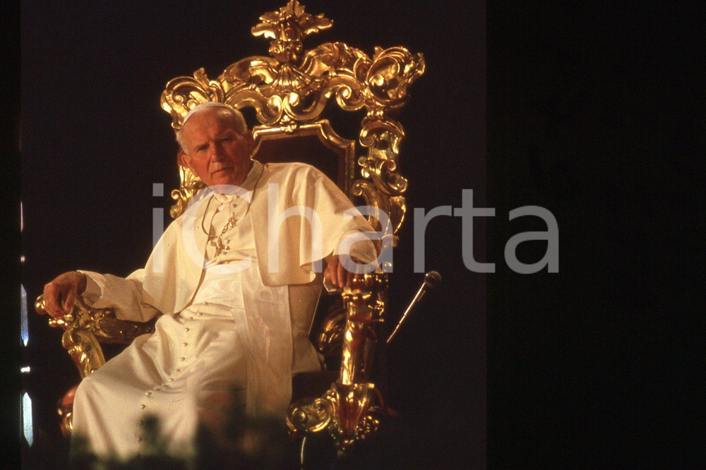 35mm vintage slide* 1994, Lecce, GIOVANNI PAOLO II, COSTUME  Diapositiva d'epoca, in formato 35 mm.CONDIZIONI: GOODE' severamente vietata la riproduzione. Tutti i diritti sono riservati.Nella diapositiva ICharta mette in vendita, sul negozio eBay e in esclusiva sul sito "icharta" il proprio archivio composto da numerose diapositive e negativi fotografici d'epoca, tutti originali e autentici, che attraversano la storia del costume italiano tra gli la fine degli anni Sessanta e Novanta.Si tratta di uno sguardo inedito sull'attualit&agrave;, la politica, la vita quotidiana, il gossip e la cultura, che fotografa il cambiamento della nazione in quest'ultimo scorcio del XX secolo. Un'occasione unica per il mercato del collezionismo, che vede finalmente disponibile un archivio eccezionale per vastit&agrave;, tematiche e condizioni, in un settore (il negativo fotografico e la diapositiva) di assoluta novit&agrave; e dalle interessanti prospettive di investimento.  FAIR/discreto   originale e autentica 1