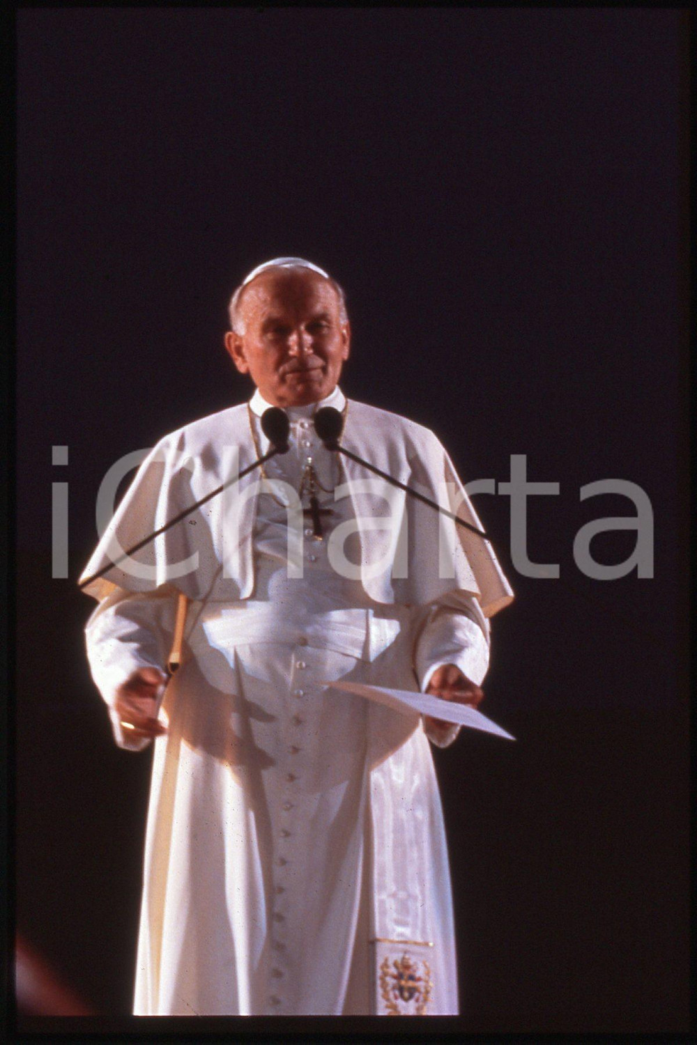 35mm vintage slide*1986 LYON FRANCE Pastoral visit of GIOVANNI PAOLO II, costume  Diapositiva d'epoca, in formato 35 mm.CONDIZIONI: GOODE' severamente vietata la riproduzione. Tutti i diritti sono riservati.Nella diapositiva ICharta mette in vendita, sul negozio eBay e in esclusiva sul sito "icharta" il proprio archivio composto da numerose diapositive e negativi fotografici d'epoca, tutti originali e autentici, che attraversano la storia del costume italiano tra gli la fine degli anni Sessanta e Novanta.Si tratta di uno sguardo inedito sull'attualit&agrave;, la politica, la vita quotidiana, il gossip e la cultura, che fotografa il cambiamento della nazione in quest'ultimo scorcio del XX secolo. Un'occasione unica per il mercato del collezionismo, che vede finalmente disponibile un archivio eccezionale per vastit&agrave;, tematiche e condizioni, in un settore (il negativo fotografico e la diapositiva) di assoluta novit&agrave; e dalle interessanti prospettive di investimento.  FAIR/discreto   originale e autentica 1