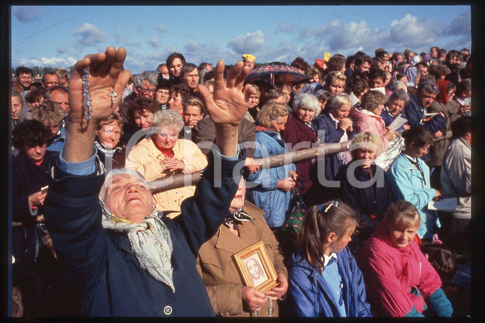 35mm vintage slide*1993 Lituanie, GIOVANNI PAOLO II, mountain of crosses, people  Diapositiva d'epoca, in formato 35 mm.CONDIZIONI: GOODE' severamente vietata la riproduzione. Tutti i diritti sono riservati.Nella diapositiva ICharta mette in vendita, sul negozio eBay e in esclusiva sul sito "icharta" il proprio archivio composto da numerose diapositive e negativi fotografici d'epoca, tutti originali e autentici, che attraversano la storia del costume italiano tra gli la fine degli anni Sessanta e Novanta.Si tratta di uno sguardo inedito sull'attualit&agrave;, la politica, la vita quotidiana, il gossip e la cultura, che fotografa il cambiamento della nazione in quest'ultimo scorcio del XX secolo. Un'occasione unica per il mercato del collezionismo, che vede finalmente disponibile un archivio eccezionale per vastit&agrave;, tematiche e condizioni, in un settore (il negativo fotografico e la diapositiva) di assoluta novit&agrave; e dalle interessanti prospettive di investimento.  FAIR/discreto   originale e autentica 1
