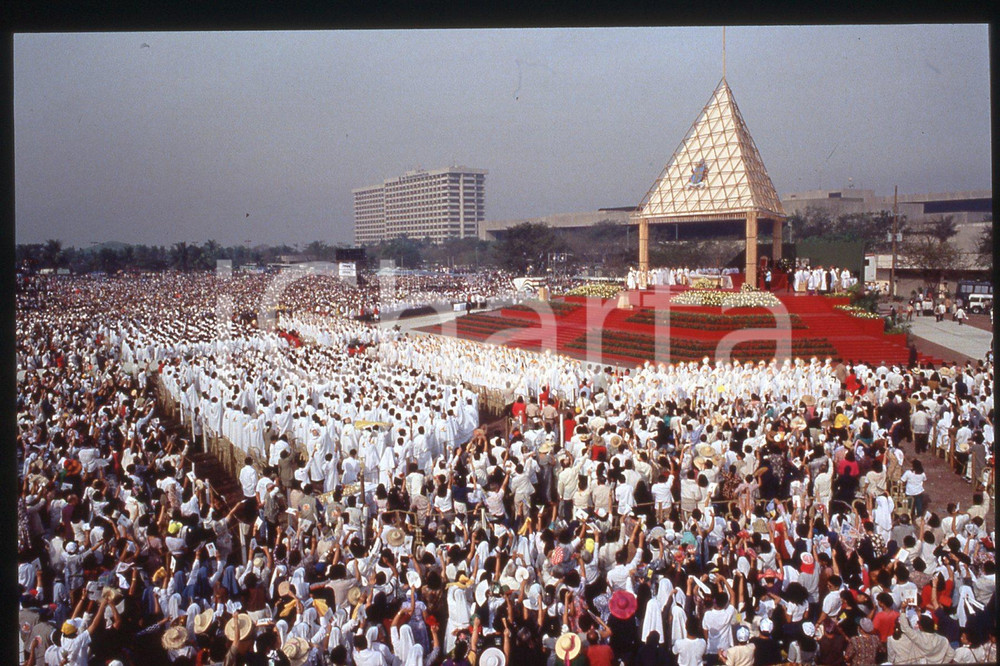 35mm vintage slide* 1995, Manille, GIOVANNI PAOLO II, people  Diapositiva d'epoca, in formato 35 mm.CONDIZIONI: GOODE' severamente vietata la riproduzione. Tutti i diritti sono riservati.Nella diapositiva ICharta mette in vendita, sul negozio eBay e in esclusiva sul sito "icharta" il proprio archivio composto da numerose diapositive e negativi fotografici d'epoca, tutti originali e autentici, che attraversano la storia del costume italiano tra gli la fine degli anni Sessanta e Novanta.Si tratta di uno sguardo inedito sull'attualit&agrave;, la politica, la vita quotidiana, il gossip e la cultura, che fotografa il cambiamento della nazione in quest'ultimo scorcio del XX secolo. Un'occasione unica per il mercato del collezionismo, che vede finalmente disponibile un archivio eccezionale per vastit&agrave;, tematiche e condizioni, in un settore (il negativo fotografico e la diapositiva) di assoluta novit&agrave; e dalle interessanti prospettive di investimento.  FAIR/discreto   originale e autentica 1