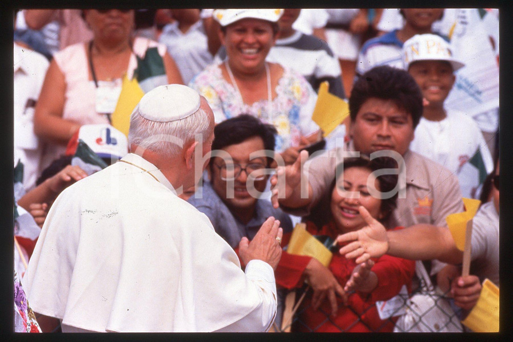 35mm vintage slide* 1993, Yucatan, GIOVANNI PAOLO II with people  Diapositiva d'epoca, in formato 35 mm.CONDIZIONI: GOODE' severamente vietata la riproduzione. Tutti i diritti sono riservati.Nella diapositiva ICharta mette in vendita, sul negozio eBay e in esclusiva sul sito "icharta" il proprio archivio composto da numerose diapositive e negativi fotografici d'epoca, tutti originali e autentici, che attraversano la storia del costume italiano tra gli la fine degli anni Sessanta e Novanta.Si tratta di uno sguardo inedito sull'attualit&agrave;, la politica, la vita quotidiana, il gossip e la cultura, che fotografa il cambiamento della nazione in quest'ultimo scorcio del XX secolo. Un'occasione unica per il mercato del collezionismo, che vede finalmente disponibile un archivio eccezionale per vastit&agrave;, tematiche e condizioni, in un settore (il negativo fotografico e la diapositiva) di assoluta novit&agrave; e dalle interessanti prospettive di investimento.  FAIR/discreto   originale e autentica 1