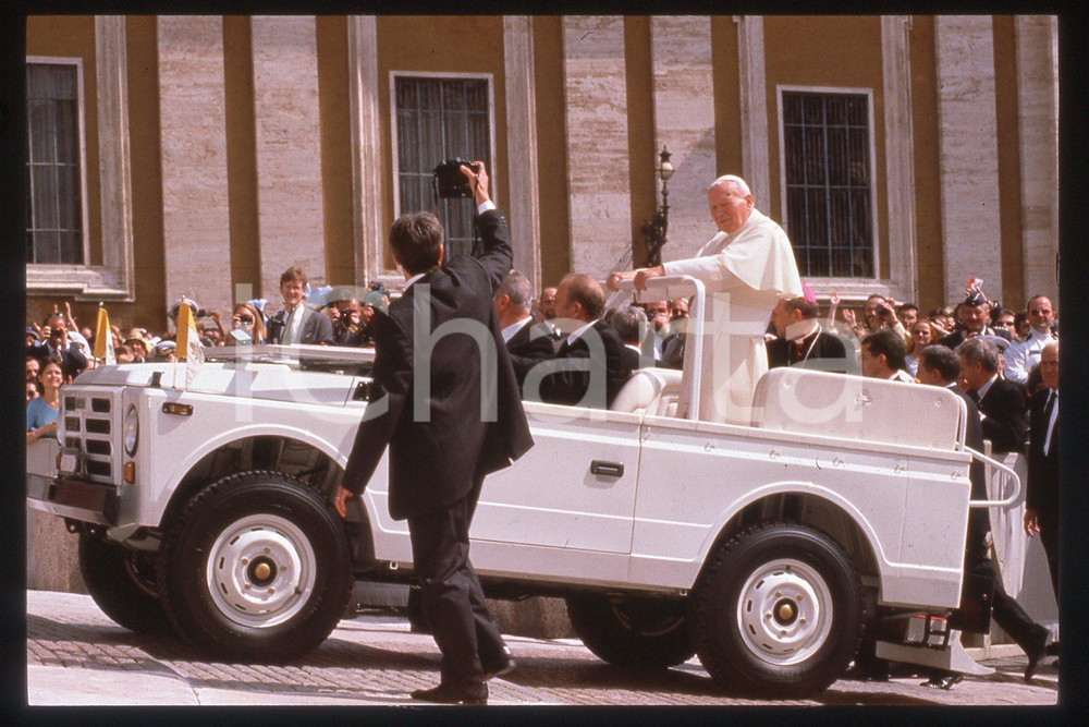 35mm vintage slide* 1998 ROMA Papa GIOVANNI PAOLO II a bordo della Papamobile  Diapositiva d'epoca, in formato 35 mm.CONDIZIONI: GOODE' severamente vietata la riproduzione. Tutti i diritti sono riservati.Nella diapositiva ICharta mette in vendita, sul negozio eBay e in esclusiva sul sito "icharta" il proprio archivio composto da numerose diapositive e negativi fotografici d'epoca, tutti originali e autentici, che attraversano la storia del costume italiano tra gli la fine degli anni Sessanta e Novanta.Si tratta di uno sguardo inedito sull'attualit&agrave;, la politica, la vita quotidiana, il gossip e la cultura, che fotografa il cambiamento della nazione in quest'ultimo scorcio del XX secolo. Un'occasione unica per il mercato del collezionismo, che vede finalmente disponibile un archivio eccezionale per vastit&agrave;, tematiche e condizioni, in un settore (il negativo fotografico e la diapositiva) di assoluta novit&agrave; e dalle interessanti prospettive di investimento.  FAIR/discreto   originale e autentica 1