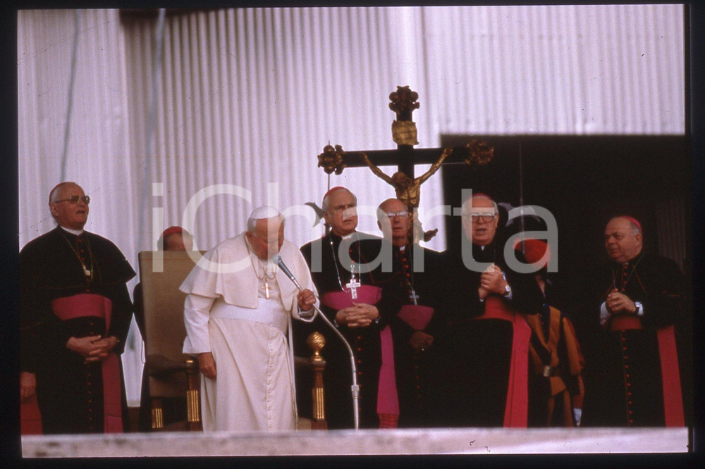 35mm vintage slide* 1998 ROMA Papa GIOVANNI PAOLO II Udienza generale (1)  Diapositiva d'epoca, in formato 35 mm.CONDIZIONI: GOODE' severamente vietata la riproduzione. Tutti i diritti sono riservati.Nella diapositiva ICharta mette in vendita, sul negozio eBay e in esclusiva sul sito "icharta" il proprio archivio composto da numerose diapositive e negativi fotografici d'epoca, tutti originali e autentici, che attraversano la storia del costume italiano tra gli la fine degli anni Sessanta e Novanta.Si tratta di uno sguardo inedito sull'attualit&agrave;, la politica, la vita quotidiana, il gossip e la cultura, che fotografa il cambiamento della nazione in quest'ultimo scorcio del XX secolo. Un'occasione unica per il mercato del collezionismo, che vede finalmente disponibile un archivio eccezionale per vastit&agrave;, tematiche e condizioni, in un settore (il negativo fotografico e la diapositiva) di assoluta novit&agrave; e dalle interessanti prospettive di investimento.  FAIR/discreto   originale e autentica 1
