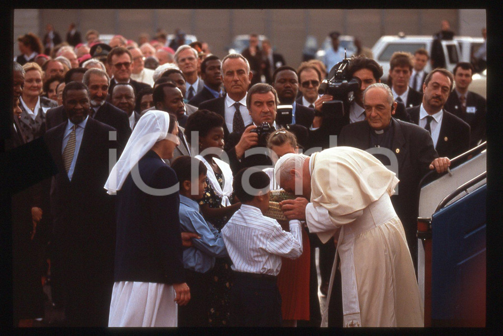 35mm vintage slide* 1995 SOUTH AFRICA Pope GIOVANNI PAOLO II  Diapositiva d'epoca, in formato 35 mm.CONDIZIONI: GOODE' severamente vietata la riproduzione. Tutti i diritti sono riservati.Nella diapositiva ICharta mette in vendita, sul negozio eBay e in esclusiva sul sito "icharta" il proprio archivio composto da numerose diapositive e negativi fotografici d'epoca, tutti originali e autentici, che attraversano la storia del costume italiano tra gli la fine degli anni Sessanta e Novanta.Si tratta di uno sguardo inedito sull'attualit&agrave;, la politica, la vita quotidiana, il gossip e la cultura, che fotografa il cambiamento della nazione in quest'ultimo scorcio del XX secolo. Un'occasione unica per il mercato del collezionismo, che vede finalmente disponibile un archivio eccezionale per vastit&agrave;, tematiche e condizioni, in un settore (il negativo fotografico e la diapositiva) di assoluta novit&agrave; e dalle interessanti prospettive di investimento.  FAIR/discreto   originale e autentica 1