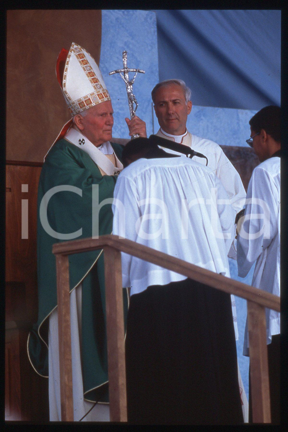 35mm vintage slide* 1995 SOUTH AFRICA Pope COSTUME, GIOVANNI PAOLO II (1)  Diapositiva d'epoca, in formato 35 mm.CONDIZIONI: GOODE' severamente vietata la riproduzione. Tutti i diritti sono riservati.Nella diapositiva ICharta mette in vendita, sul negozio eBay e in esclusiva sul sito "icharta" il proprio archivio composto da numerose diapositive e negativi fotografici d'epoca, tutti originali e autentici, che attraversano la storia del costume italiano tra gli la fine degli anni Sessanta e Novanta.Si tratta di uno sguardo inedito sull'attualit&agrave;, la politica, la vita quotidiana, il gossip e la cultura, che fotografa il cambiamento della nazione in quest'ultimo scorcio del XX secolo. Un'occasione unica per il mercato del collezionismo, che vede finalmente disponibile un archivio eccezionale per vastit&agrave;, tematiche e condizioni, in un settore (il negativo fotografico e la diapositiva) di assoluta novit&agrave; e dalle interessanti prospettive di investimento.  FAIR/discreto   originale e autentica 1