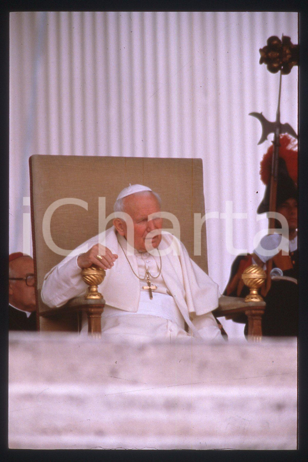 35mm vintage slide* 1998 ROMA Papa GIOVANNI PAOLO II Udienza generale (2)  Diapositiva d'epoca, in formato 35 mm.CONDIZIONI: GOODE' severamente vietata la riproduzione. Tutti i diritti sono riservati.Nella diapositiva ICharta mette in vendita, sul negozio eBay e in esclusiva sul sito "icharta" il proprio archivio composto da numerose diapositive e negativi fotografici d'epoca, tutti originali e autentici, che attraversano la storia del costume italiano tra gli la fine degli anni Sessanta e Novanta.Si tratta di uno sguardo inedito sull'attualit&agrave;, la politica, la vita quotidiana, il gossip e la cultura, che fotografa il cambiamento della nazione in quest'ultimo scorcio del XX secolo. Un'occasione unica per il mercato del collezionismo, che vede finalmente disponibile un archivio eccezionale per vastit&agrave;, tematiche e condizioni, in un settore (il negativo fotografico e la diapositiva) di assoluta novit&agrave; e dalle interessanti prospettive di investimento.  FAIR/discreto   originale e autentica 1