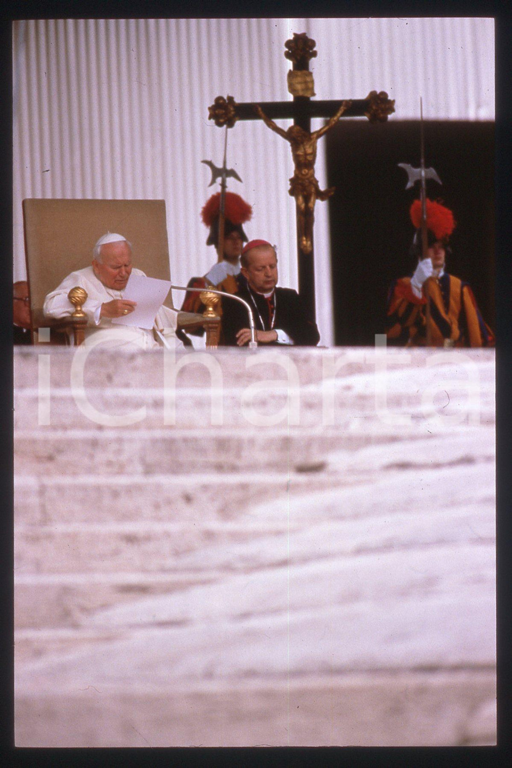 35mm vintage slide* 1998 ROMA Papa GIOVANNI PAOLO II Udienza generale (3)  Diapositiva d'epoca, in formato 35 mm.CONDIZIONI: GOODE' severamente vietata la riproduzione. Tutti i diritti sono riservati.Nella diapositiva ICharta mette in vendita, sul negozio eBay e in esclusiva sul sito "icharta" il proprio archivio composto da numerose diapositive e negativi fotografici d'epoca, tutti originali e autentici, che attraversano la storia del costume italiano tra gli la fine degli anni Sessanta e Novanta.Si tratta di uno sguardo inedito sull'attualit&agrave;, la politica, la vita quotidiana, il gossip e la cultura, che fotografa il cambiamento della nazione in quest'ultimo scorcio del XX secolo. Un'occasione unica per il mercato del collezionismo, che vede finalmente disponibile un archivio eccezionale per vastit&agrave;, tematiche e condizioni, in un settore (il negativo fotografico e la diapositiva) di assoluta novit&agrave; e dalle interessanti prospettive di investimento.  FAIR/discreto   originale e autentica 1