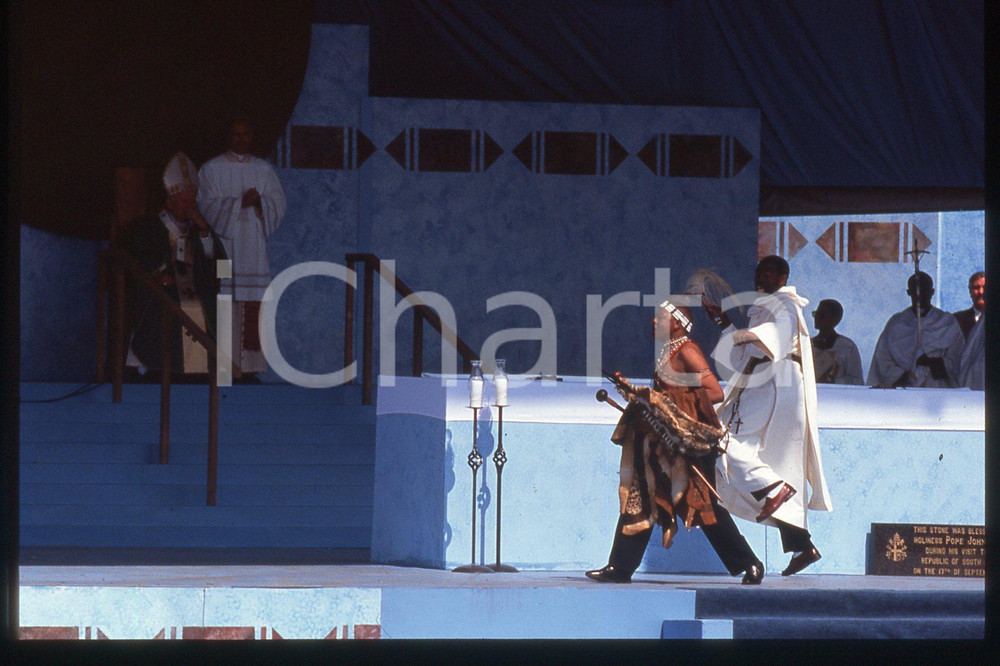 35mm vintage slide* 1995 SOUTH AFRICA Pope GIOVANNI PAOLO II (3)  Diapositiva d'epoca, in formato 35 mm.CONDIZIONI: GOODE' severamente vietata la riproduzione. Tutti i diritti sono riservati.Nella diapositiva ICharta mette in vendita, sul negozio eBay e in esclusiva sul sito "icharta" il proprio archivio composto da numerose diapositive e negativi fotografici d'epoca, tutti originali e autentici, che attraversano la storia del costume italiano tra gli la fine degli anni Sessanta e Novanta.Si tratta di uno sguardo inedito sull'attualit&agrave;, la politica, la vita quotidiana, il gossip e la cultura, che fotografa il cambiamento della nazione in quest'ultimo scorcio del XX secolo. Un'occasione unica per il mercato del collezionismo, che vede finalmente disponibile un archivio eccezionale per vastit&agrave;, tematiche e condizioni, in un settore (il negativo fotografico e la diapositiva) di assoluta novit&agrave; e dalle interessanti prospettive di investimento.  FAIR/discreto   originale e autentica 1