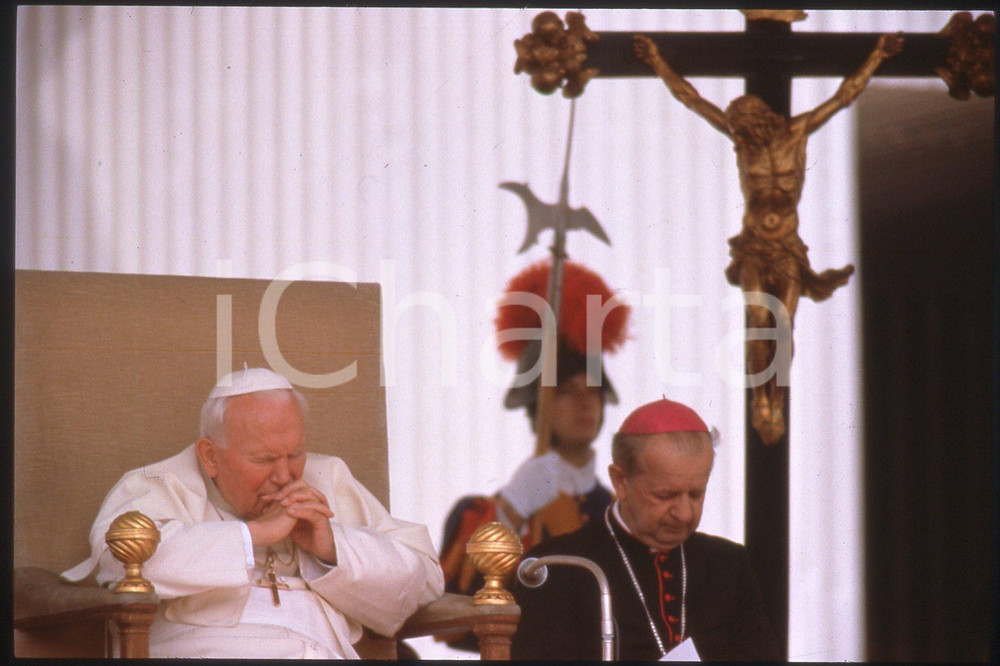 35mm vintage slide* 1998 ROMA Papa GIOVANNI PAOLO II Udienza generale (4)  Diapositiva d'epoca, in formato 35 mm.CONDIZIONI: GOODE' severamente vietata la riproduzione. Tutti i diritti sono riservati.Nella diapositiva ICharta mette in vendita, sul negozio eBay e in esclusiva sul sito "icharta" il proprio archivio composto da numerose diapositive e negativi fotografici d'epoca, tutti originali e autentici, che attraversano la storia del costume italiano tra gli la fine degli anni Sessanta e Novanta.Si tratta di uno sguardo inedito sull'attualit&agrave;, la politica, la vita quotidiana, il gossip e la cultura, che fotografa il cambiamento della nazione in quest'ultimo scorcio del XX secolo. Un'occasione unica per il mercato del collezionismo, che vede finalmente disponibile un archivio eccezionale per vastit&agrave;, tematiche e condizioni, in un settore (il negativo fotografico e la diapositiva) di assoluta novit&agrave; e dalle interessanti prospettive di investimento.   FAIR/discreto   originale e autentica 1