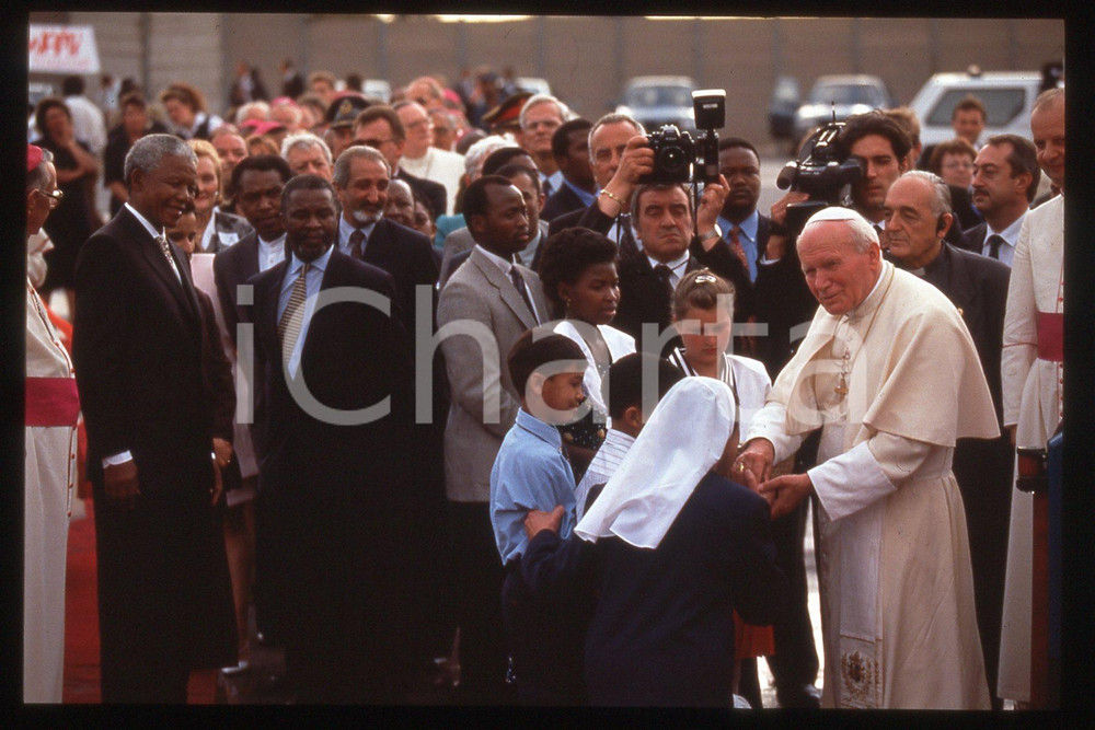 35mm vintage slide* 1995 SOUTH AFRICA Nelson MANDELA Pope GIOVANNI PAOLO II (1)  Diapositiva d'epoca, in formato 35 mm.CONDIZIONI: GOODE' severamente vietata la riproduzione. Tutti i diritti sono riservati.Nella diapositiva ICharta mette in vendita, sul negozio eBay e in esclusiva sul sito "icharta" il proprio archivio composto da numerose diapositive e negativi fotografici d'epoca, tutti originali e autentici, che attraversano la storia del costume italiano tra gli la fine degli anni Sessanta e Novanta.Si tratta di uno sguardo inedito sull'attualit&agrave;, la politica, la vita quotidiana, il gossip e la cultura, che fotografa il cambiamento della nazione in quest'ultimo scorcio del XX secolo. Un'occasione unica per il mercato del collezionismo, che vede finalmente disponibile un archivio eccezionale per vastit&agrave;, tematiche e condizioni, in un settore (il negativo fotografico e la diapositiva) di assoluta novit&agrave; e dalle interessanti prospettive di investimento.  FAIR/discreto   originale e autentica 1