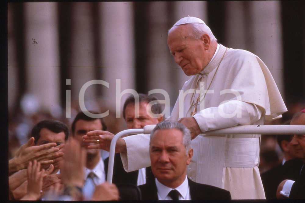 35mm vintage slide* 1998 ROMA Papa GIOVANNI PAOLO II Udienza generale (5)  Diapositiva d'epoca, in formato 35 mm.CONDIZIONI: GOODE' severamente vietata la riproduzione. Tutti i diritti sono riservati.Nella diapositiva ICharta mette in vendita, sul negozio eBay e in esclusiva sul sito "icharta" il proprio archivio composto da numerose diapositive e negativi fotografici d'epoca, tutti originali e autentici, che attraversano la storia del costume italiano tra gli la fine degli anni Sessanta e Novanta.Si tratta di uno sguardo inedito sull'attualit&agrave;, la politica, la vita quotidiana, il gossip e la cultura, che fotografa il cambiamento della nazione in quest'ultimo scorcio del XX secolo. Un'occasione unica per il mercato del collezionismo, che vede finalmente disponibile un archivio eccezionale per vastit&agrave;, tematiche e condizioni, in un settore (il negativo fotografico e la diapositiva) di assoluta novit&agrave; e dalle interessanti prospettive di investimento.  FAIR/discreto   originale e autentica 1