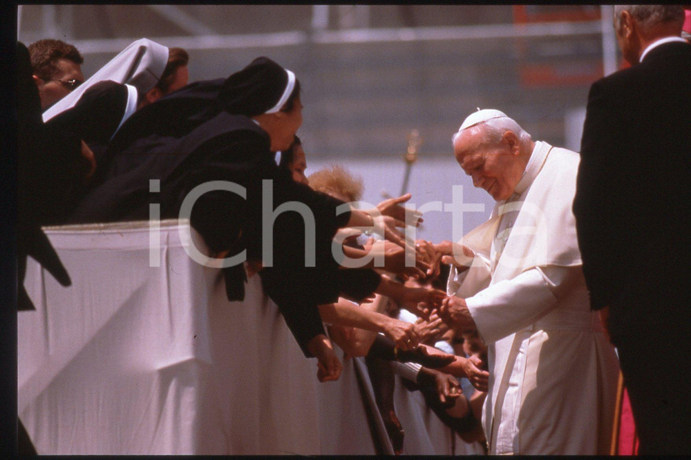 35mm vintage slide* 1998 ROMA Papa GIOVANNI PAOLO II Udienza generale (6)  Diapositiva d'epoca, in formato 35 mm.CONDIZIONI: GOODE' severamente vietata la riproduzione. Tutti i diritti sono riservati.Nella diapositiva ICharta mette in vendita, sul negozio eBay e in esclusiva sul sito "icharta" il proprio archivio composto da numerose diapositive e negativi fotografici d'epoca, tutti originali e autentici, che attraversano la storia del costume italiano tra gli la fine degli anni Sessanta e Novanta.Si tratta di uno sguardo inedito sull'attualit&agrave;, la politica, la vita quotidiana, il gossip e la cultura, che fotografa il cambiamento della nazione in quest'ultimo scorcio del XX secolo. Un'occasione unica per il mercato del collezionismo, che vede finalmente disponibile un archivio eccezionale per vastit&agrave;, tematiche e condizioni, in un settore (il negativo fotografico e la diapositiva) di assoluta novit&agrave; e dalle interessanti prospettive di investimento.  FAIR/discreto   originale e autentica 1