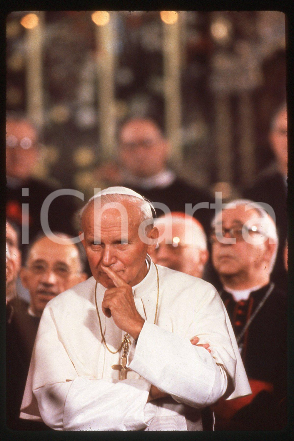 35mm vintage slide*1989 Spain Santiago de Compostela, GIOVANNI PAOLO II, Prayer  Diapositiva d'epoca, in formato 35 mm.CONDIZIONI: GOODE' severamente vietata la riproduzione. Tutti i diritti sono riservati.Nella diapositiva ICharta mette in vendita, sul negozio eBay e in esclusiva sul sito "icharta" il proprio archivio composto da numerose diapositive e negativi fotografici d'epoca, tutti originali e autentici, che attraversano la storia del costume italiano tra gli la fine degli anni Sessanta e Novanta.Si tratta di uno sguardo inedito sull'attualit&agrave;, la politica, la vita quotidiana, il gossip e la cultura, che fotografa il cambiamento della nazione in quest'ultimo scorcio del XX secolo. Un'occasione unica per il mercato del collezionismo, che vede finalmente disponibile un archivio eccezionale per vastit&agrave;, tematiche e condizioni, in un settore (il negativo fotografico e la diapositiva) di assoluta novit&agrave; e dalle interessanti prospettive di investimento.  FAIR/discreto   originale e autentica 1
