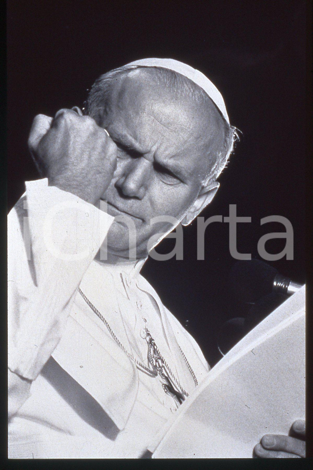 35mm vintage slide* 1983, portrait, GIOVANNI PAOLO II  Diapositiva d'epoca, in formato 35 mm.CONDIZIONI: GOODE' severamente vietata la riproduzione. Tutti i diritti sono riservati.Nella diapositiva ICharta mette in vendita, sul negozio eBay e in esclusiva sul sito "icharta" il proprio archivio composto da numerose diapositive e negativi fotografici d'epoca, tutti originali e autentici, che attraversano la storia del costume italiano tra gli la fine degli anni Sessanta e Novanta.Si tratta di uno sguardo inedito sull'attualit&agrave;, la politica, la vita quotidiana, il gossip e la cultura, che fotografa il cambiamento della nazione in quest'ultimo scorcio del XX secolo. Un'occasione unica per il mercato del collezionismo, che vede finalmente disponibile un archivio eccezionale per vastit&agrave;, tematiche e condizioni, in un settore (il negativo fotografico e la diapositiva) di assoluta novit&agrave; e dalle interessanti prospettive di investimento.  FAIR/discreto   originale e autentica 1