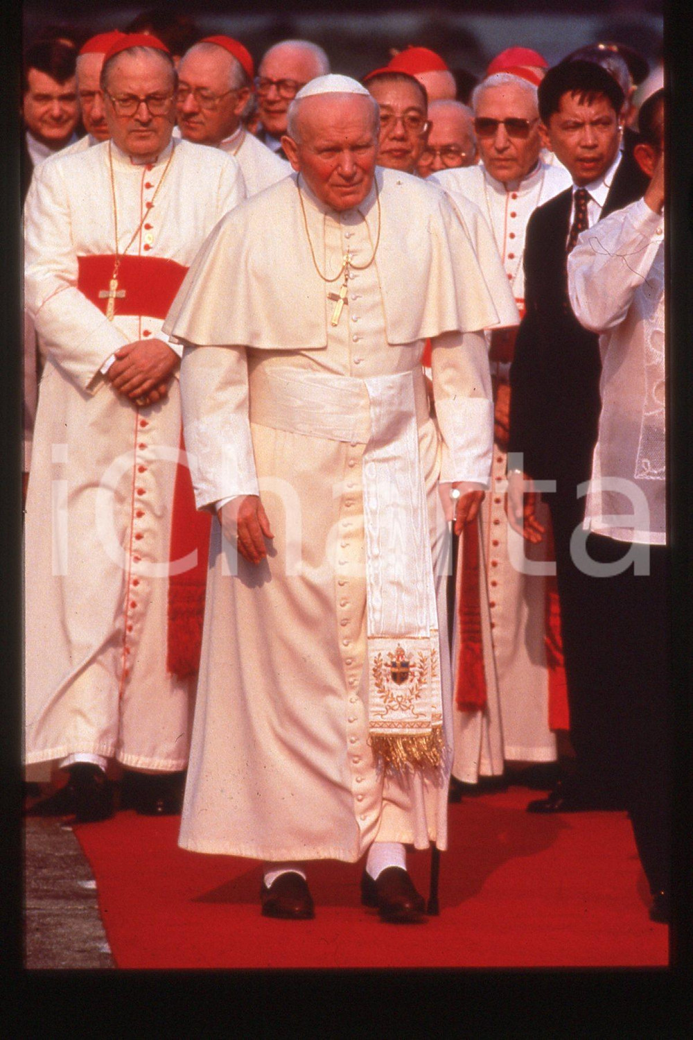 35mm vintage slide* 1995, Manille, GIOVANNI PAOLO II, COSTUME (2)  Diapositiva d'epoca, in formato 35 mm.CONDIZIONI: GOODE' severamente vietata la riproduzione. Tutti i diritti sono riservati.Nella diapositiva ICharta mette in vendita, sul negozio eBay e in esclusiva sul sito "icharta" il proprio archivio composto da numerose diapositive e negativi fotografici d'epoca, tutti originali e autentici, che attraversano la storia del costume italiano tra gli la fine degli anni Sessanta e Novanta.Si tratta di uno sguardo inedito sull'attualit&agrave;, la politica, la vita quotidiana, il gossip e la cultura, che fotografa il cambiamento della nazione in quest'ultimo scorcio del XX secolo. Un'occasione unica per il mercato del collezionismo, che vede finalmente disponibile un archivio eccezionale per vastit&agrave;, tematiche e condizioni, in un settore (il negativo fotografico e la diapositiva) di assoluta novit&agrave; e dalle interessanti prospettive di investimento.  FAIR/discreto   originale e autentica 1