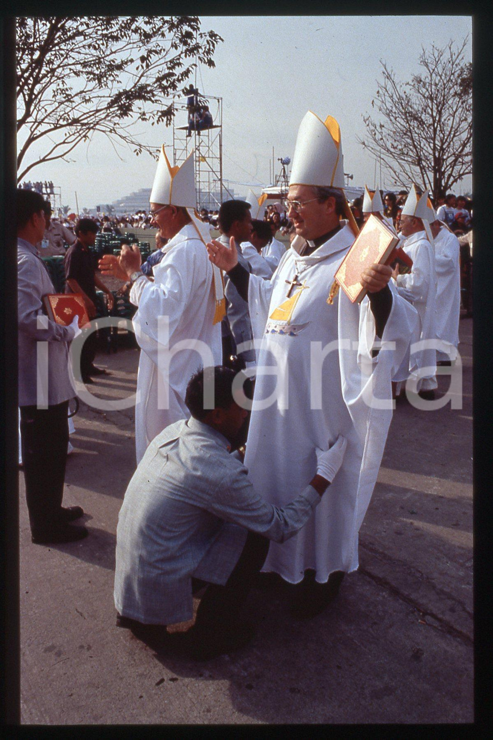 35mm vintage slide* 1995, Manille, GIOVANNI PAOLO II, security  Diapositiva d'epoca, in formato 35 mm.CONDIZIONI: GOODE' severamente vietata la riproduzione. Tutti i diritti sono riservati.Nella diapositiva ICharta mette in vendita, sul negozio eBay e in esclusiva sul sito "icharta" il proprio archivio composto da numerose diapositive e negativi fotografici d'epoca, tutti originali e autentici, che attraversano la storia del costume italiano tra gli la fine degli anni Sessanta e Novanta.Si tratta di uno sguardo inedito sull'attualit&agrave;, la politica, la vita quotidiana, il gossip e la cultura, che fotografa il cambiamento della nazione in quest'ultimo scorcio del XX secolo. Un'occasione unica per il mercato del collezionismo, che vede finalmente disponibile un archivio eccezionale per vastit&agrave;, tematiche e condizioni, in un settore (il negativo fotografico e la diapositiva) di assoluta novit&agrave; e dalle interessanti prospettive di investimento.  FAIR/discreto   originale e autentica 1