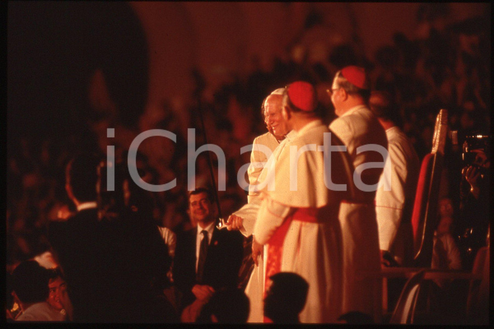 35mm vintage slide* 1995, Manille, GIOVANNI PAOLO II, the mass  Diapositiva d'epoca, in formato 35 mm.CONDIZIONI: GOODE' severamente vietata la riproduzione. Tutti i diritti sono riservati.Nella diapositiva ICharta mette in vendita, sul negozio eBay e in esclusiva sul sito "icharta" il proprio archivio composto da numerose diapositive e negativi fotografici d'epoca, tutti originali e autentici, che attraversano la storia del costume italiano tra gli la fine degli anni Sessanta e Novanta.Si tratta di uno sguardo inedito sull'attualit&agrave;, la politica, la vita quotidiana, il gossip e la cultura, che fotografa il cambiamento della nazione in quest'ultimo scorcio del XX secolo. Un'occasione unica per il mercato del collezionismo, che vede finalmente disponibile un archivio eccezionale per vastit&agrave;, tematiche e condizioni, in un settore (il negativo fotografico e la diapositiva) di assoluta novit&agrave; e dalle interessanti prospettive di investimento.  FAIR/discreto   originale e autentica 1