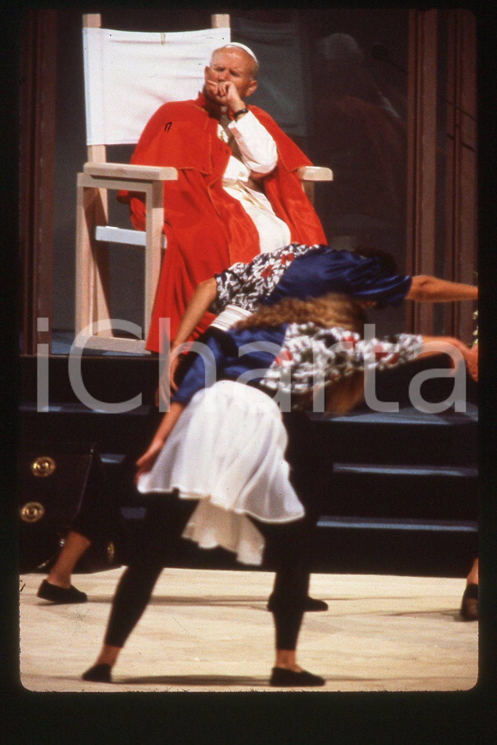 35mm vintage slide* 1989, Santiago de Compostela (Spain), GIOVANNI PAOLO II  Diapositiva d'epoca, in formato 35 mm.CONDIZIONI: GOODE' severamente vietata la riproduzione. Tutti i diritti sono riservati.Nella diapositiva ICharta mette in vendita, sul negozio eBay e in esclusiva sul sito "icharta" il proprio archivio composto da numerose diapositive e negativi fotografici d'epoca, tutti originali e autentici, che attraversano la storia del costume italiano tra gli la fine degli anni Sessanta e Novanta.Si tratta di uno sguardo inedito sull'attualit&agrave;, la politica, la vita quotidiana, il gossip e la cultura, che fotografa il cambiamento della nazione in quest'ultimo scorcio del XX secolo. Un'occasione unica per il mercato del collezionismo, che vede finalmente disponibile un archivio eccezionale per vastit&agrave;, tematiche e condizioni, in un settore (il negativo fotografico e la diapositiva) di assoluta novit&agrave; e dalle interessanti prospettive di investimento.  FAIR/discreto   originale e autentica 1