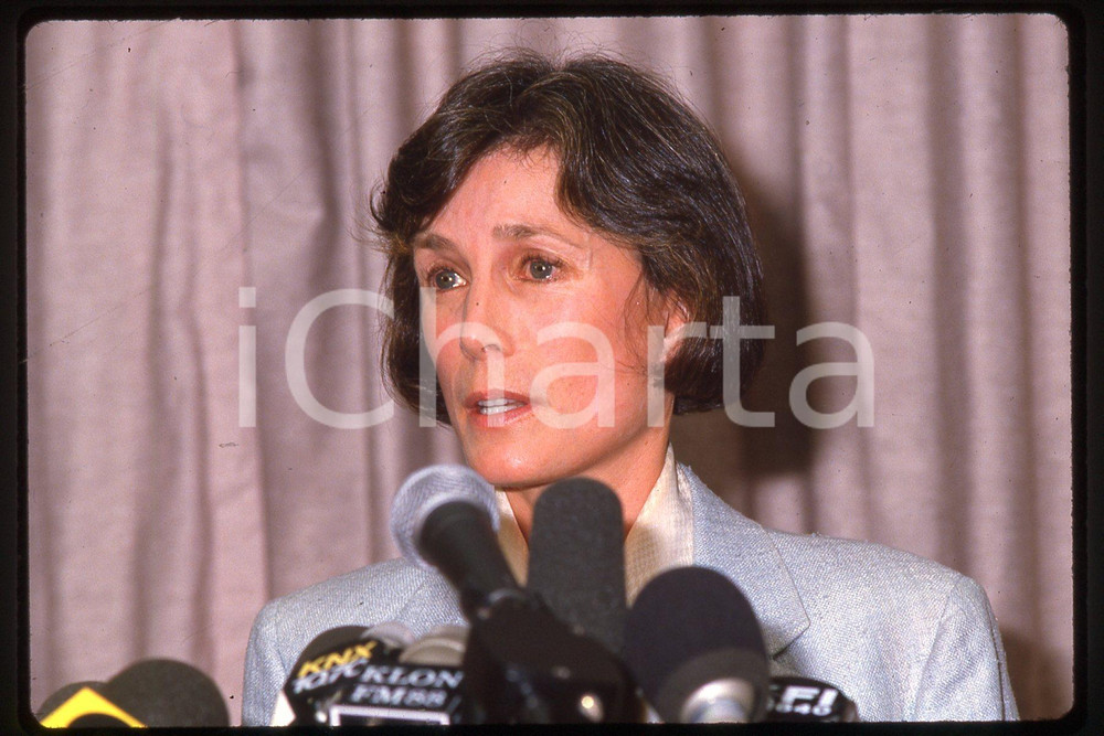 35mm vintage slide* 1987, California, Robyn Smith Astaire, portrait (2)  Diapositiva d'epoca, in formato 35 mm.CONDIZIONI: GOODE' severamente vietata la riproduzione. Tutti i diritti sono riservati.Nella diapositiva ICharta mette in vendita, sul negozio eBay e in esclusiva sul sito "icharta" il proprio archivio composto da numerose diapositive e negativi fotografici d'epoca, tutti originali e autentici, che attraversano la storia del costume italiano tra gli la fine degli anni Sessanta e Novanta.Si tratta di uno sguardo inedito sull'attualit&agrave;, la politica, la vita quotidiana, il gossip e la cultura, che fotografa il cambiamento della nazione in quest'ultimo scorcio del XX secolo. Un'occasione unica per il mercato del collezionismo, che vede finalmente disponibile un archivio eccezionale per vastit&agrave;, tematiche e condizioni, in un settore (il negativo fotografico e la diapositiva) di assoluta novit&agrave; e dalle interessanti prospettive di investimento.  FAIR/discreto   originale e autentica 1