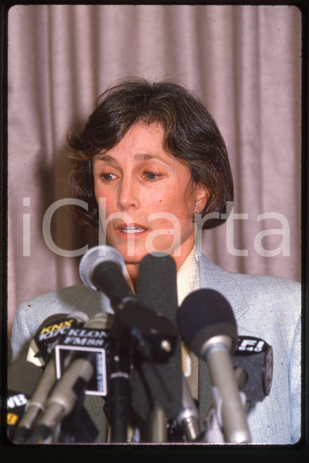35mm vintage slide* 1987, California, Robyn Smith Astaire, portrait (3)  Diapositiva d'epoca, in formato 35 mm.CONDIZIONI: GOODE' severamente vietata la riproduzione. Tutti i diritti sono riservati.Nella diapositiva ICharta mette in vendita, sul negozio eBay e in esclusiva sul sito "icharta" il proprio archivio composto da numerose diapositive e negativi fotografici d'epoca, tutti originali e autentici, che attraversano la storia del costume italiano tra gli la fine degli anni Sessanta e Novanta.Si tratta di uno sguardo inedito sull'attualit&agrave;, la politica, la vita quotidiana, il gossip e la cultura, che fotografa il cambiamento della nazione in quest'ultimo scorcio del XX secolo. Un'occasione unica per il mercato del collezionismo, che vede finalmente disponibile un archivio eccezionale per vastit&agrave;, tematiche e condizioni, in un settore (il negativo fotografico e la diapositiva) di assoluta novit&agrave; e dalle interessanti prospettive di investimento.  FAIR/discreto   originale e autentica 1