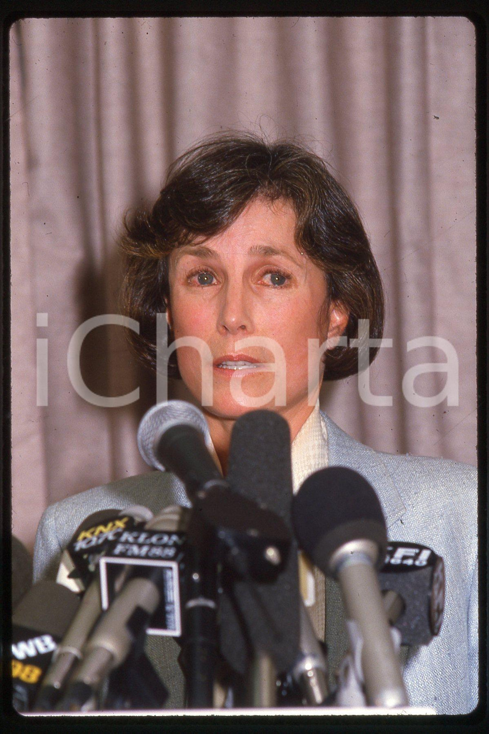 35mm vintage slide* 1987, California, Robyn Smith Astaire, portrait (4)  Diapositiva d'epoca, in formato 35 mm.CONDIZIONI: GOODE' severamente vietata la riproduzione. Tutti i diritti sono riservati.Nella diapositiva ICharta mette in vendita, sul negozio eBay e in esclusiva sul sito "icharta" il proprio archivio composto da numerose diapositive e negativi fotografici d'epoca, tutti originali e autentici, che attraversano la storia del costume italiano tra gli la fine degli anni Sessanta e Novanta.Si tratta di uno sguardo inedito sull'attualit&agrave;, la politica, la vita quotidiana, il gossip e la cultura, che fotografa il cambiamento della nazione in quest'ultimo scorcio del XX secolo. Un'occasione unica per il mercato del collezionismo, che vede finalmente disponibile un archivio eccezionale per vastit&agrave;, tematiche e condizioni, in un settore (il negativo fotografico e la diapositiva) di assoluta novit&agrave; e dalle interessanti prospettive di investimento.  FAIR/discreto   originale e autentica 1