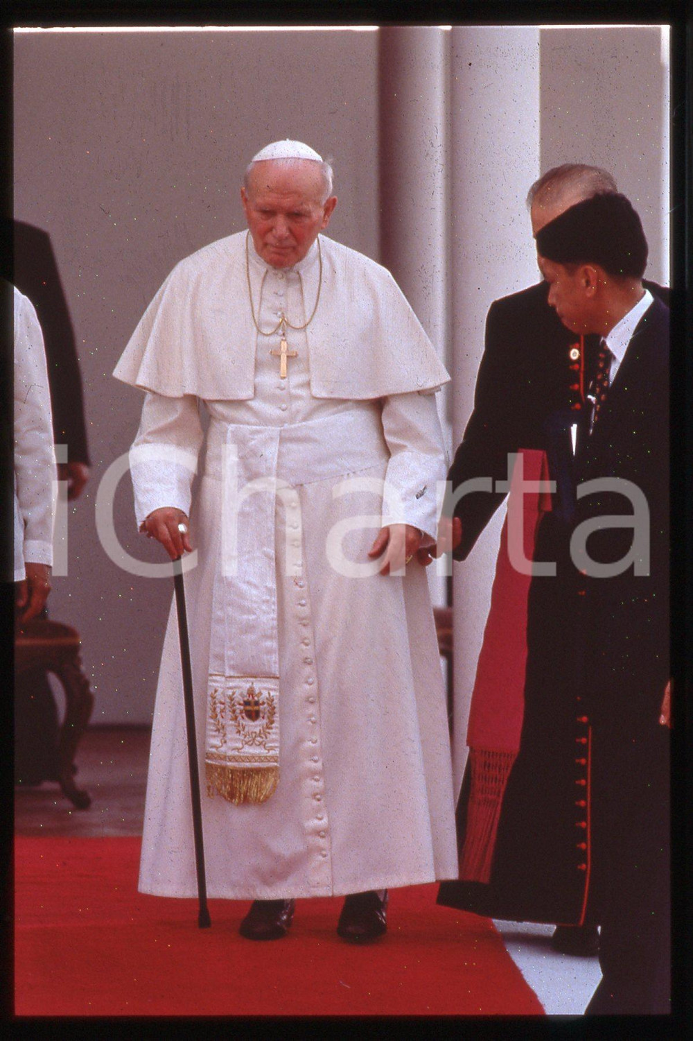 35mm vintage slide* 1995, Manille, COSTUME, GIOVANNI PAOLO II  Diapositiva d'epoca, in formato 35 mm.CONDIZIONI: GOODE' severamente vietata la riproduzione. Tutti i diritti sono riservati.Nella diapositiva ICharta mette in vendita, sul negozio eBay e in esclusiva sul sito "icharta" il proprio archivio composto da numerose diapositive e negativi fotografici d'epoca, tutti originali e autentici, che attraversano la storia del costume italiano tra gli la fine degli anni Sessanta e Novanta.Si tratta di uno sguardo inedito sull'attualit&agrave;, la politica, la vita quotidiana, il gossip e la cultura, che fotografa il cambiamento della nazione in quest'ultimo scorcio del XX secolo. Un'occasione unica per il mercato del collezionismo, che vede finalmente disponibile un archivio eccezionale per vastit&agrave;, tematiche e condizioni, in un settore (il negativo fotografico e la diapositiva) di assoluta novit&agrave; e dalle interessanti prospettive di investimento.  FAIR/discreto   originale e autentica 1