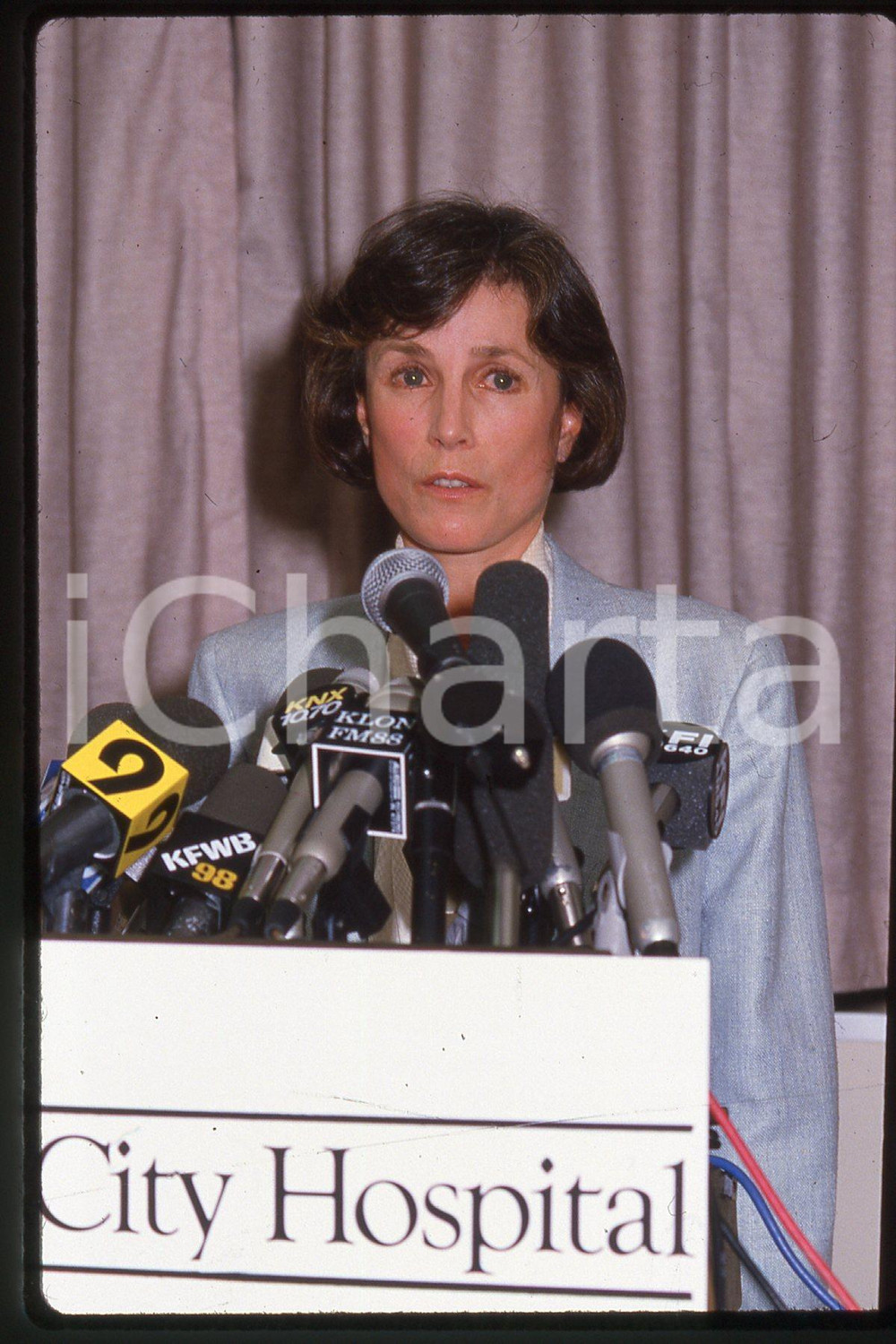 35mm vintage slide* 1987, California, Robyn Smith Astaire, portrait (5)  Diapositiva d'epoca, in formato 35 mm.CONDIZIONI: GOODE' severamente vietata la riproduzione. Tutti i diritti sono riservati.Nella diapositiva ICharta mette in vendita, sul negozio eBay e in esclusiva sul sito "icharta" il proprio archivio composto da numerose diapositive e negativi fotografici d'epoca, tutti originali e autentici, che attraversano la storia del costume italiano tra gli la fine degli anni Sessanta e Novanta.Si tratta di uno sguardo inedito sull'attualit&agrave;, la politica, la vita quotidiana, il gossip e la cultura, che fotografa il cambiamento della nazione in quest'ultimo scorcio del XX secolo. Un'occasione unica per il mercato del collezionismo, che vede finalmente disponibile un archivio eccezionale per vastit&agrave;, tematiche e condizioni, in un settore (il negativo fotografico e la diapositiva) di assoluta novit&agrave; e dalle interessanti prospettive di investimento.  FAIR/discreto   originale e autentica 1