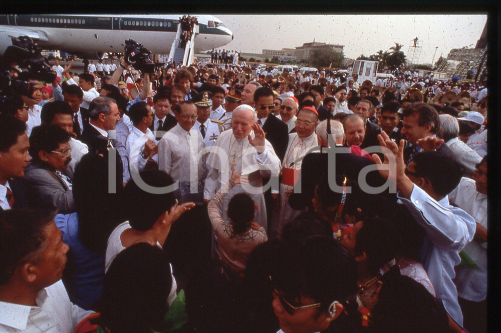 35mm vintage slide* 1995, Manille, GIOVANNI PAOLO II with people  Diapositiva d'epoca, in formato 35 mm.CONDIZIONI: GOODE' severamente vietata la riproduzione. Tutti i diritti sono riservati.Nella diapositiva ICharta mette in vendita, sul negozio eBay e in esclusiva sul sito "icharta" il proprio archivio composto da numerose diapositive e negativi fotografici d'epoca, tutti originali e autentici, che attraversano la storia del costume italiano tra gli la fine degli anni Sessanta e Novanta.Si tratta di uno sguardo inedito sull'attualit&agrave;, la politica, la vita quotidiana, il gossip e la cultura, che fotografa il cambiamento della nazione in quest'ultimo scorcio del XX secolo. Un'occasione unica per il mercato del collezionismo, che vede finalmente disponibile un archivio eccezionale per vastit&agrave;, tematiche e condizioni, in un settore (il negativo fotografico e la diapositiva) di assoluta novit&agrave; e dalle interessanti prospettive di investimento.  FAIR/discreto   originale e autentica 1