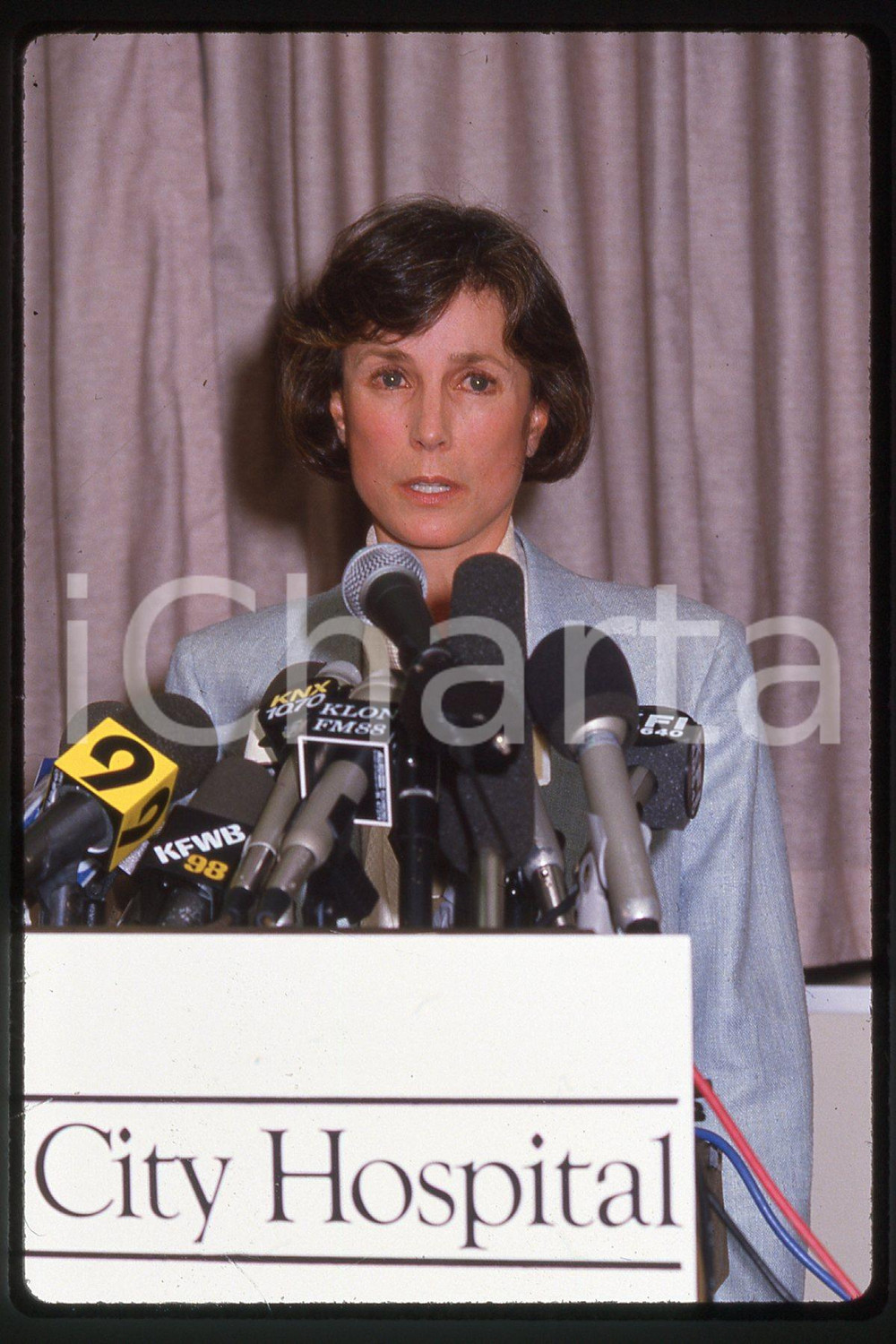 35mm vintage slide* 1987, California, Robyn Smith Astaire, portrait (6)  Diapositiva d'epoca, in formato 35 mm.CONDIZIONI: GOODE' severamente vietata la riproduzione. Tutti i diritti sono riservati.Nella diapositiva ICharta mette in vendita, sul negozio eBay e in esclusiva sul sito "icharta" il proprio archivio composto da numerose diapositive e negativi fotografici d'epoca, tutti originali e autentici, che attraversano la storia del costume italiano tra gli la fine degli anni Sessanta e Novanta.Si tratta di uno sguardo inedito sull'attualit&agrave;, la politica, la vita quotidiana, il gossip e la cultura, che fotografa il cambiamento della nazione in quest'ultimo scorcio del XX secolo. Un'occasione unica per il mercato del collezionismo, che vede finalmente disponibile un archivio eccezionale per vastit&agrave;, tematiche e condizioni, in un settore (il negativo fotografico e la diapositiva) di assoluta novit&agrave; e dalle interessanti prospettive di investimento.  FAIR/discreto   originale e autentica 1