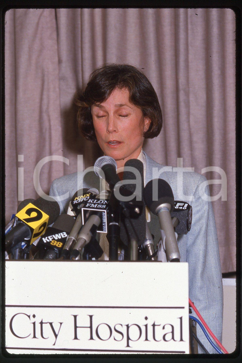 35mm vintage slide* 1987, California, Robyn Smith Astaire, portrait (7)  Diapositiva d'epoca, in formato 35 mm.CONDIZIONI: GOODE' severamente vietata la riproduzione. Tutti i diritti sono riservati.Nella diapositiva ICharta mette in vendita, sul negozio eBay e in esclusiva sul sito "icharta" il proprio archivio composto da numerose diapositive e negativi fotografici d'epoca, tutti originali e autentici, che attraversano la storia del costume italiano tra gli la fine degli anni Sessanta e Novanta.Si tratta di uno sguardo inedito sull'attualit&agrave;, la politica, la vita quotidiana, il gossip e la cultura, che fotografa il cambiamento della nazione in quest'ultimo scorcio del XX secolo. Un'occasione unica per il mercato del collezionismo, che vede finalmente disponibile un archivio eccezionale per vastit&agrave;, tematiche e condizioni, in un settore (il negativo fotografico e la diapositiva) di assoluta novit&agrave; e dalle interessanti prospettive di investimento.  FAIR/discreto   originale e autentica 1